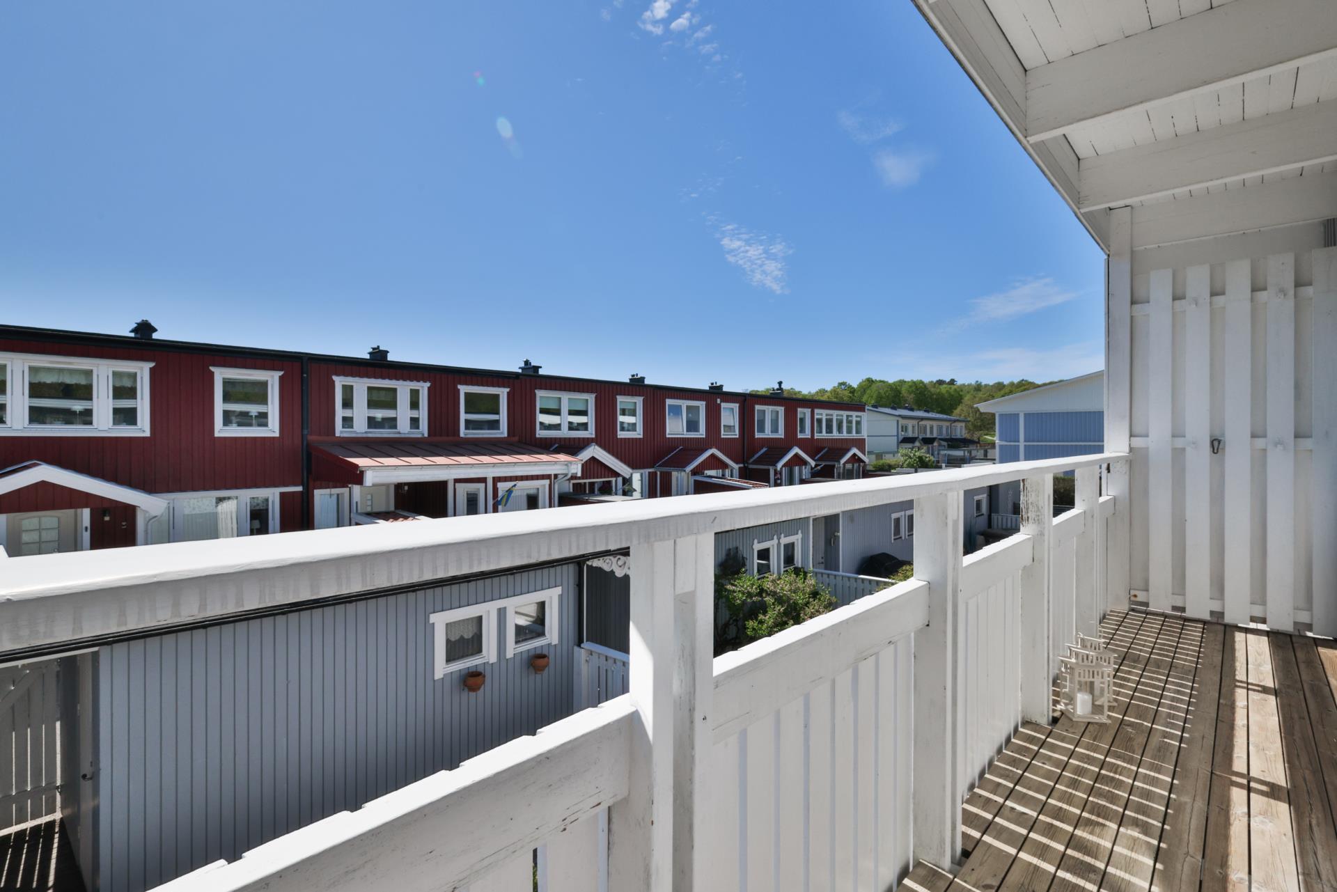 Välskött radhus med härliga uteplatser på Runslingan