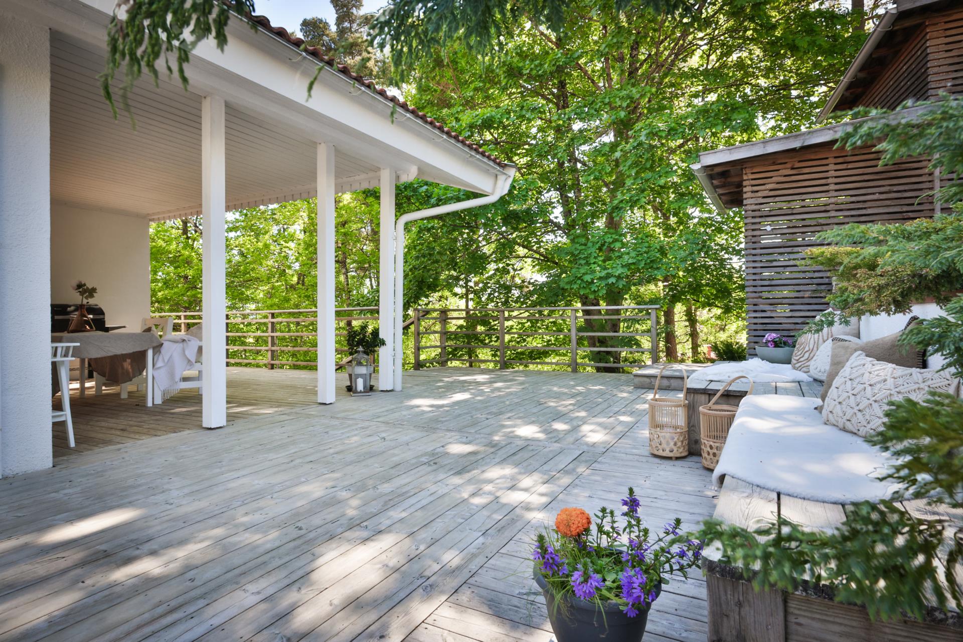 Modern villa med två uthyrningslägenheter och skogen som granne