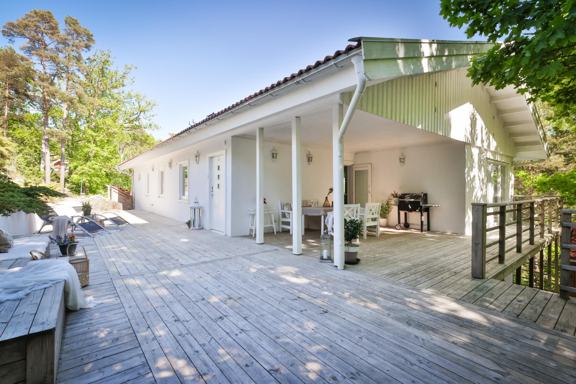 Modern villa med två uthyrningslägenheter och skogen som granne