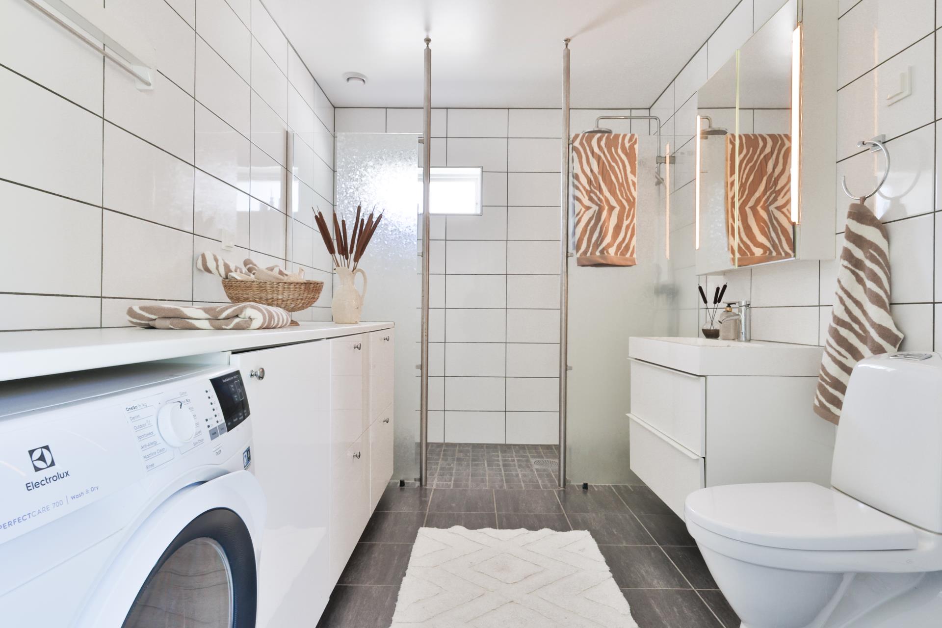 Modern villa med två uthyrningslägenheter och skogen som granne
