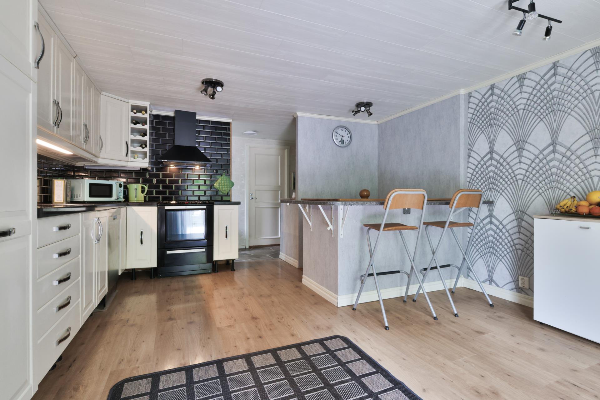 Charmig familjevilla i Ucklum med trädgård och naturnära läge