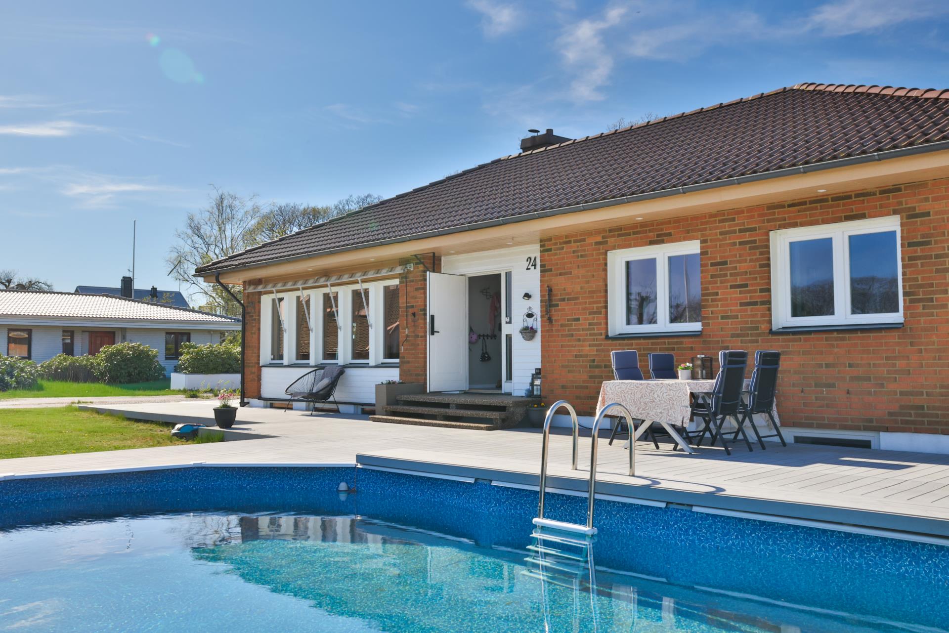 Totalrenoverad villa med havsutsikt, pool och spa i attraktiva Näset