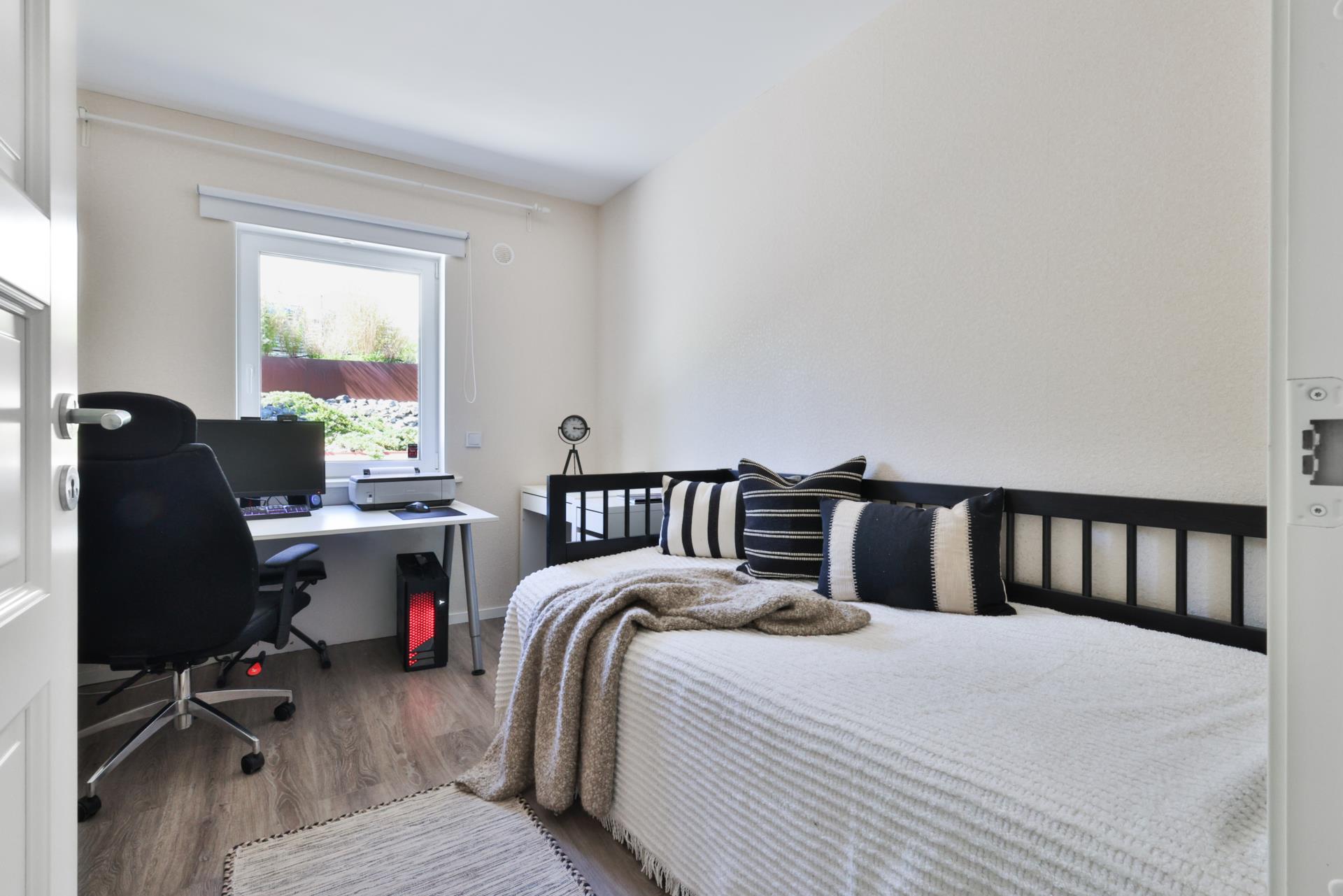 Modern villa med två uthyrningslägenheter och skogen som granne