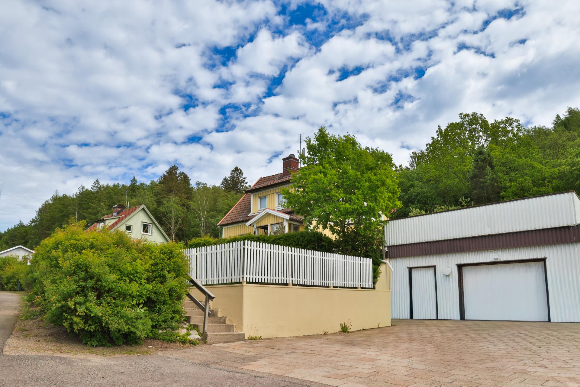 Charmig familjevilla med uterum, trädgård och garage i Surte