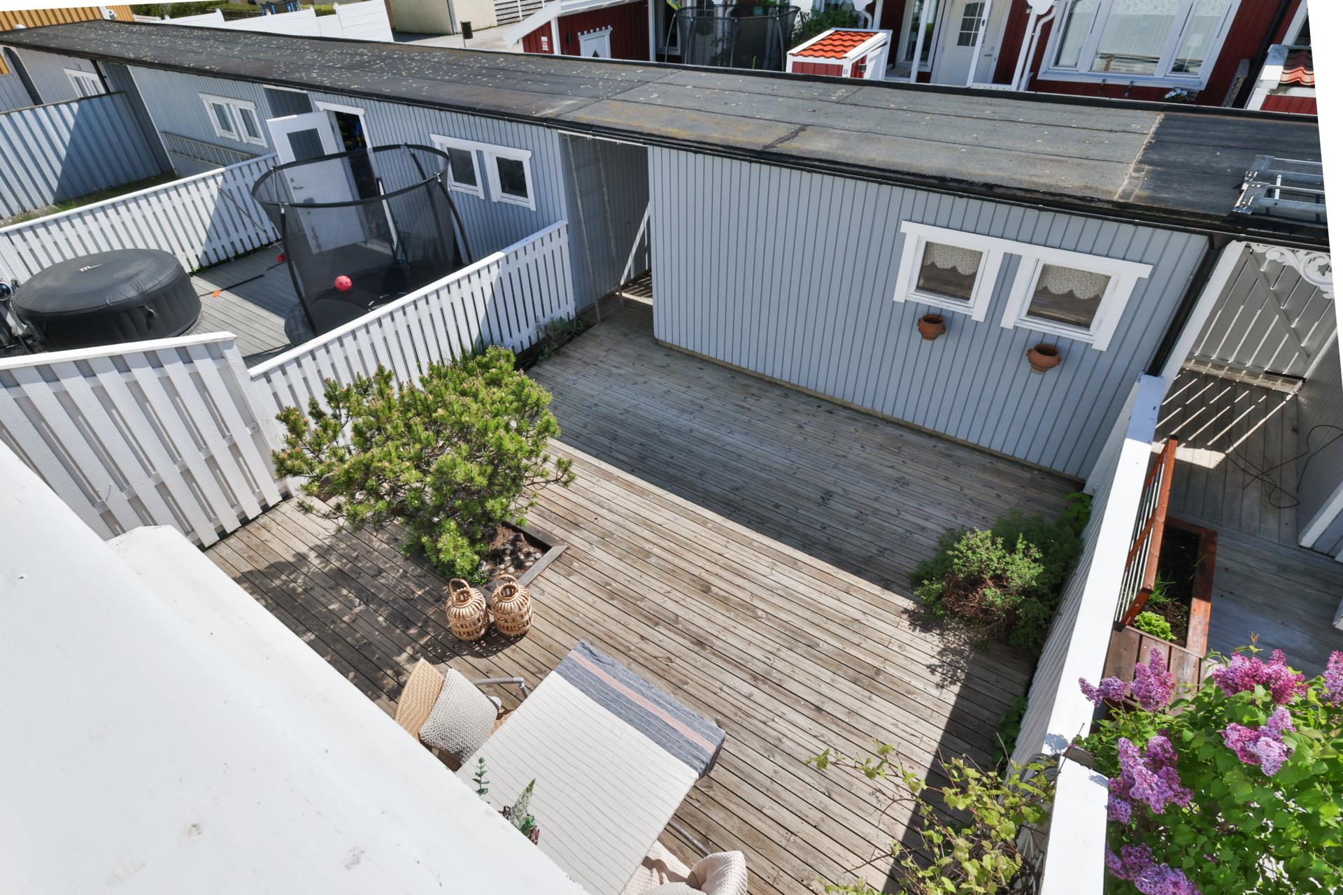 Välskött radhus med härliga uteplatser på Runslingan
