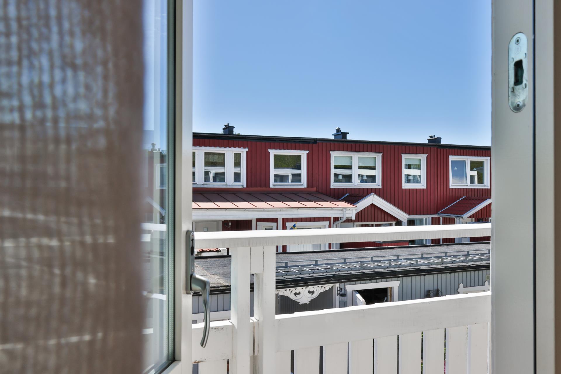 Välskött radhus med härliga uteplatser på Runslingan