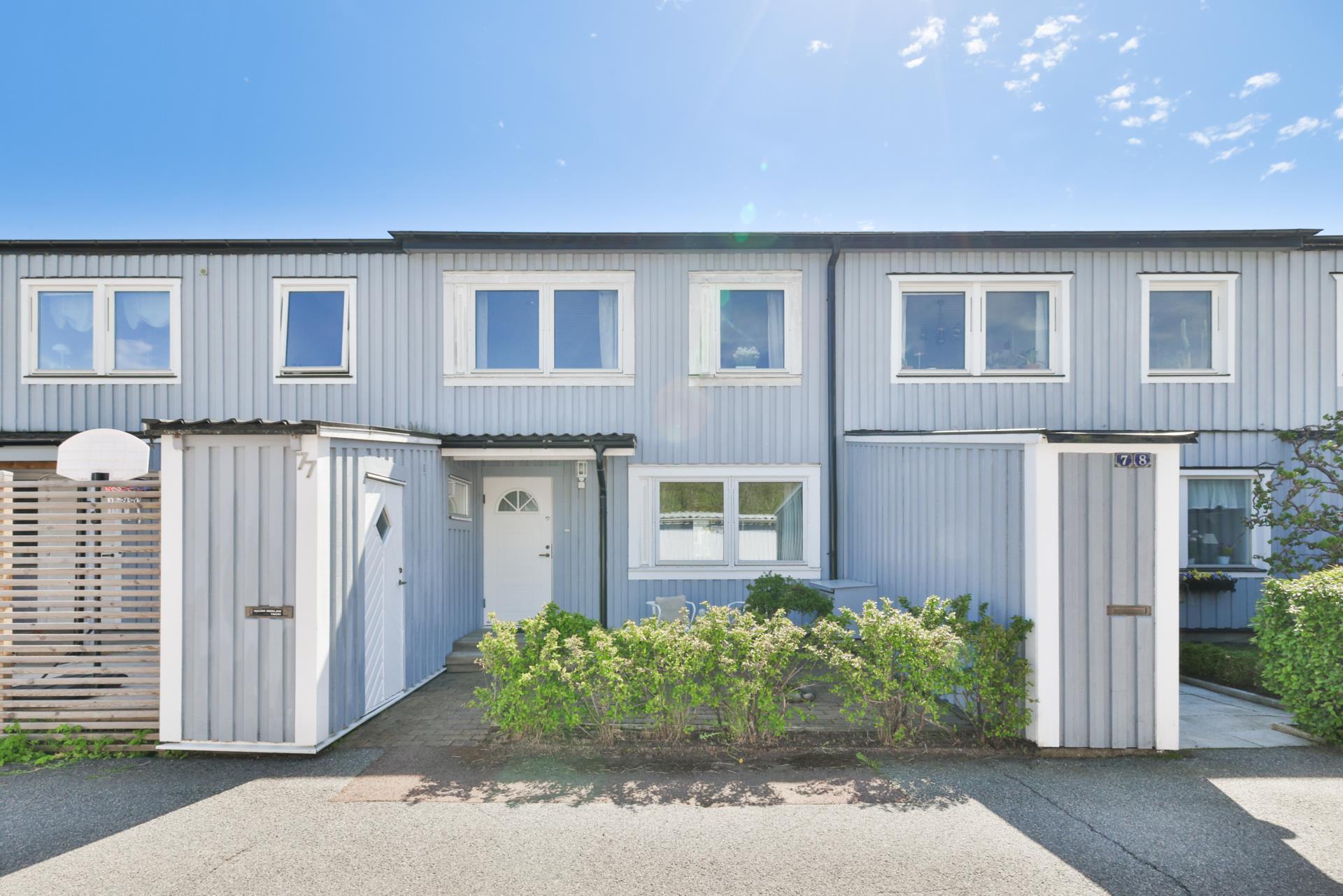 Välskött radhus med härliga uteplatser på Runslingan