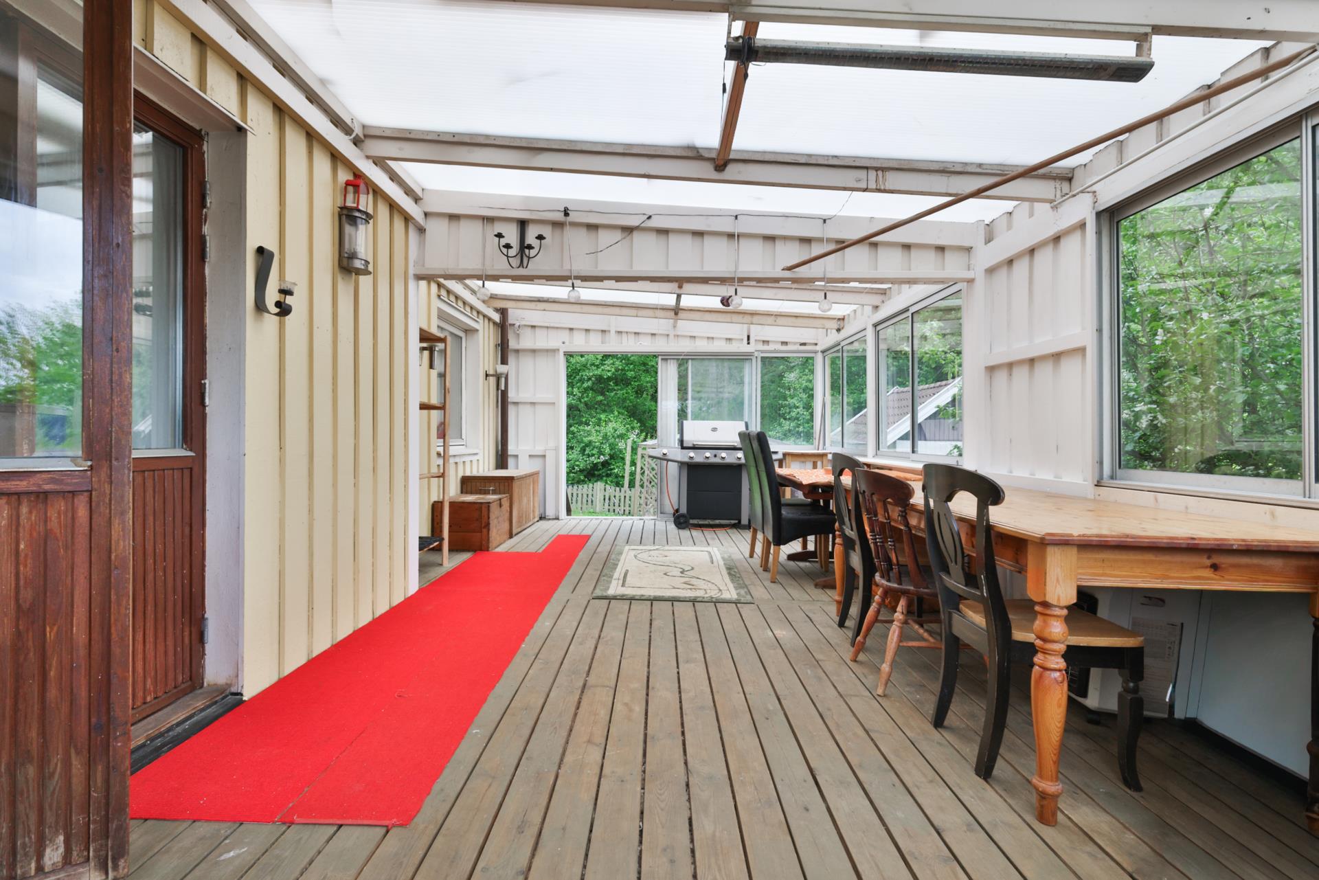 Charmig familjevilla med uterum, trädgård och garage i Surte