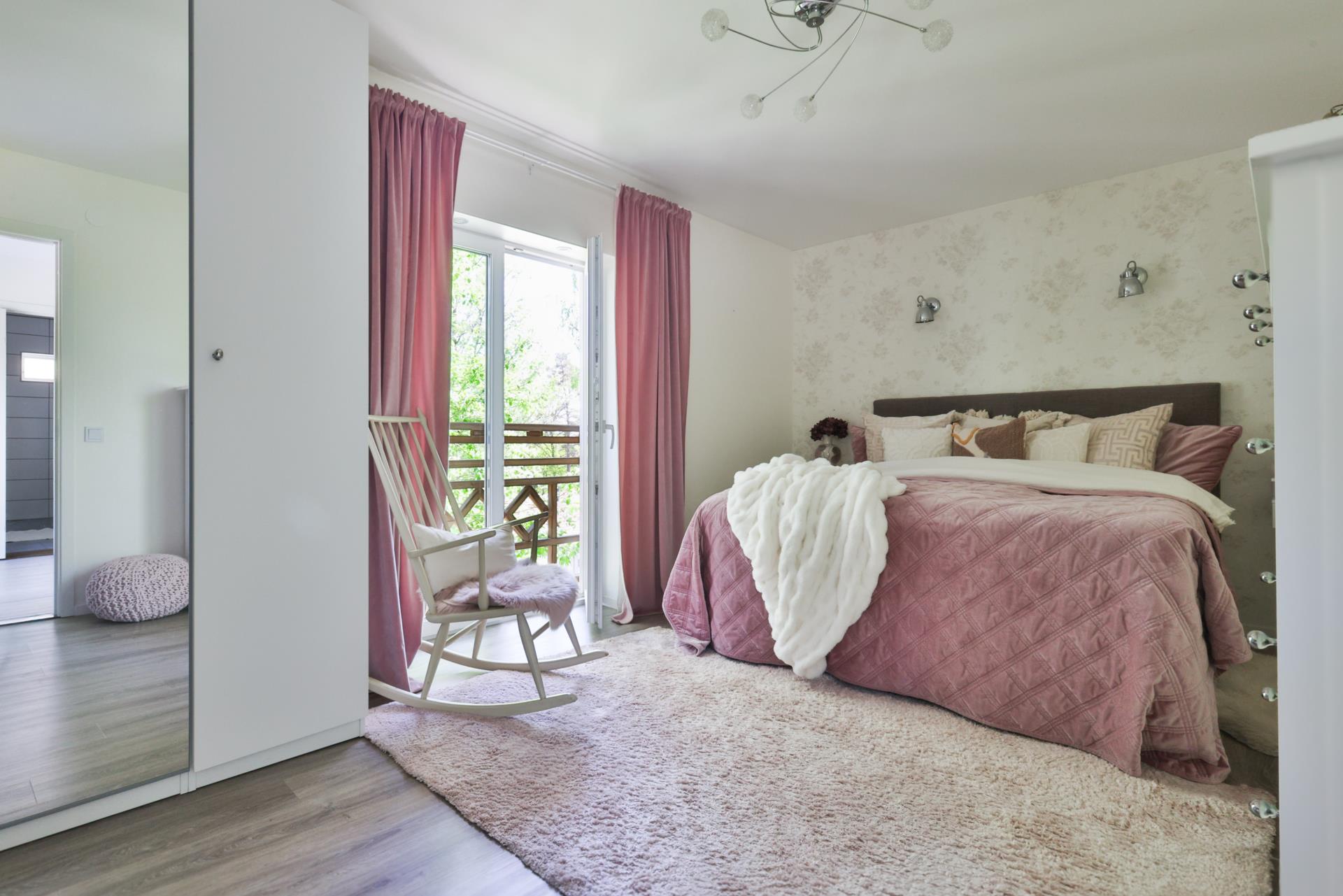 Modern villa med två uthyrningslägenheter och skogen som granne