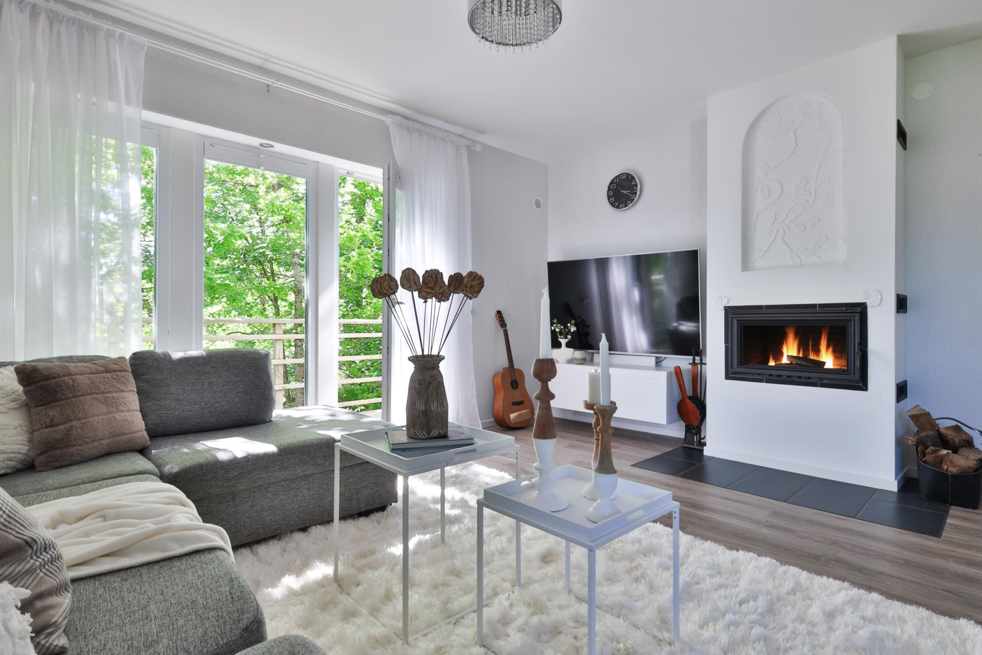 Modern villa med två uthyrningslägenheter och skogen som granne