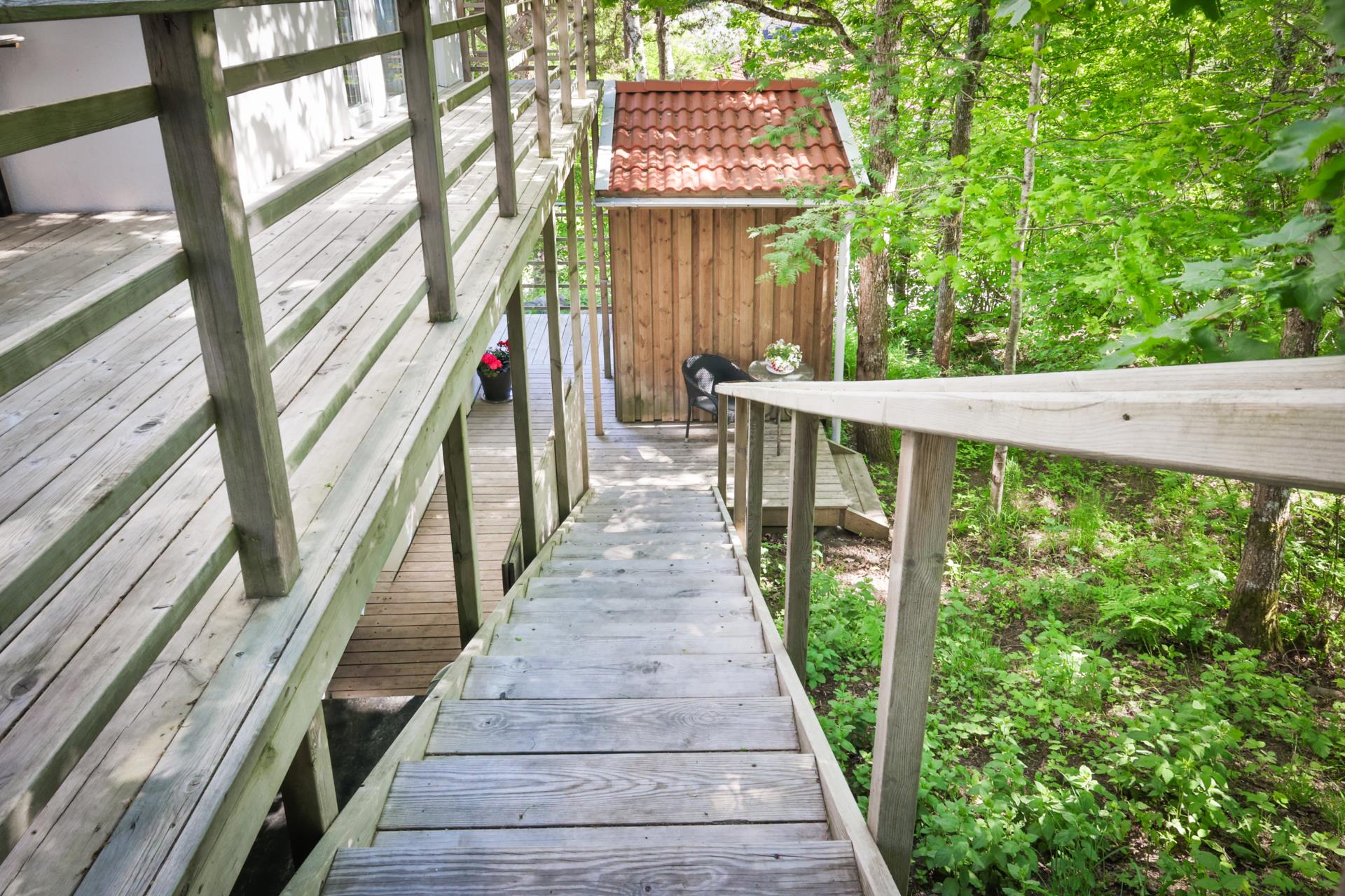 Modern villa med två uthyrningslägenheter och skogen som granne