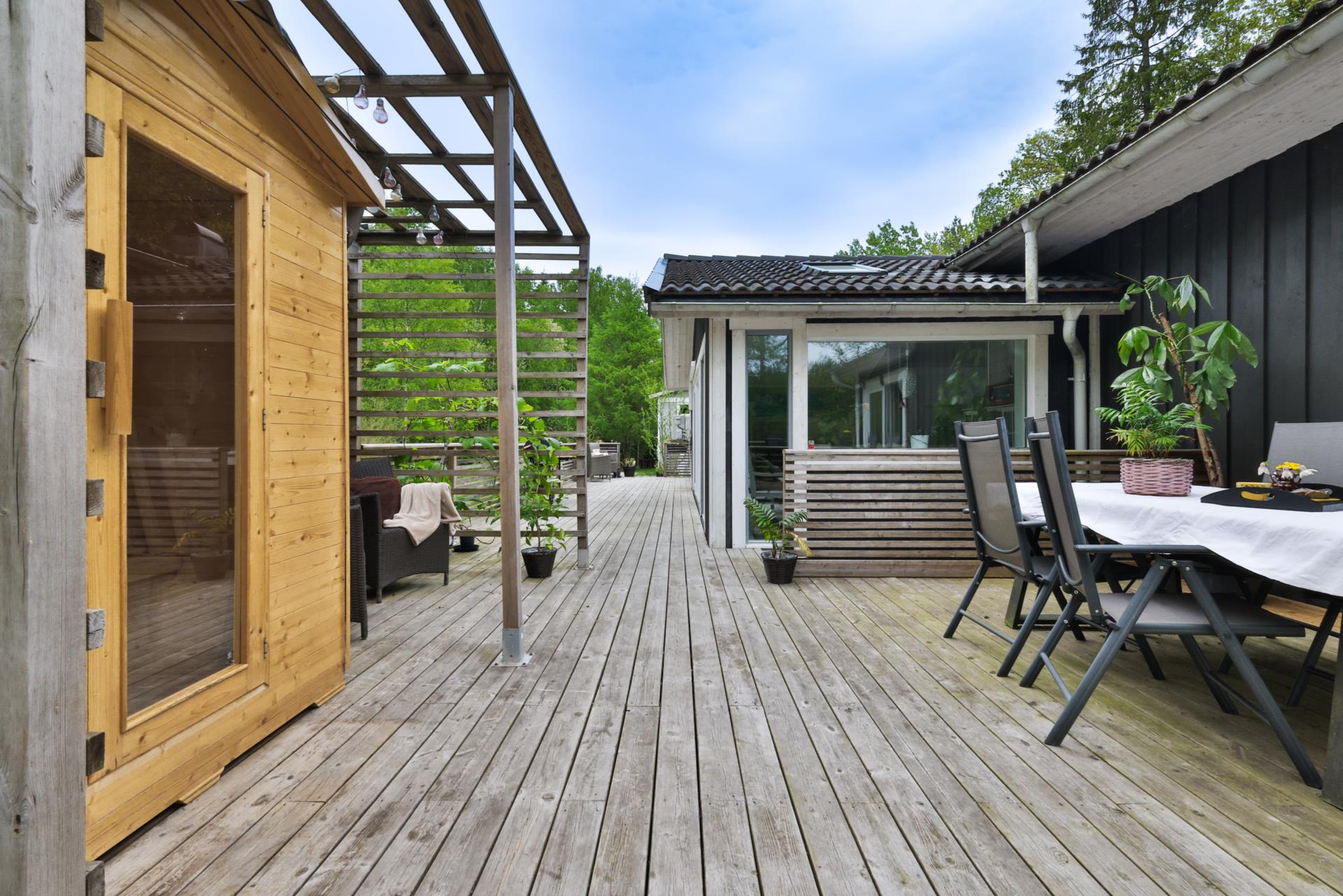 Charmig familjevilla i Ucklum med trädgård och naturnära läge