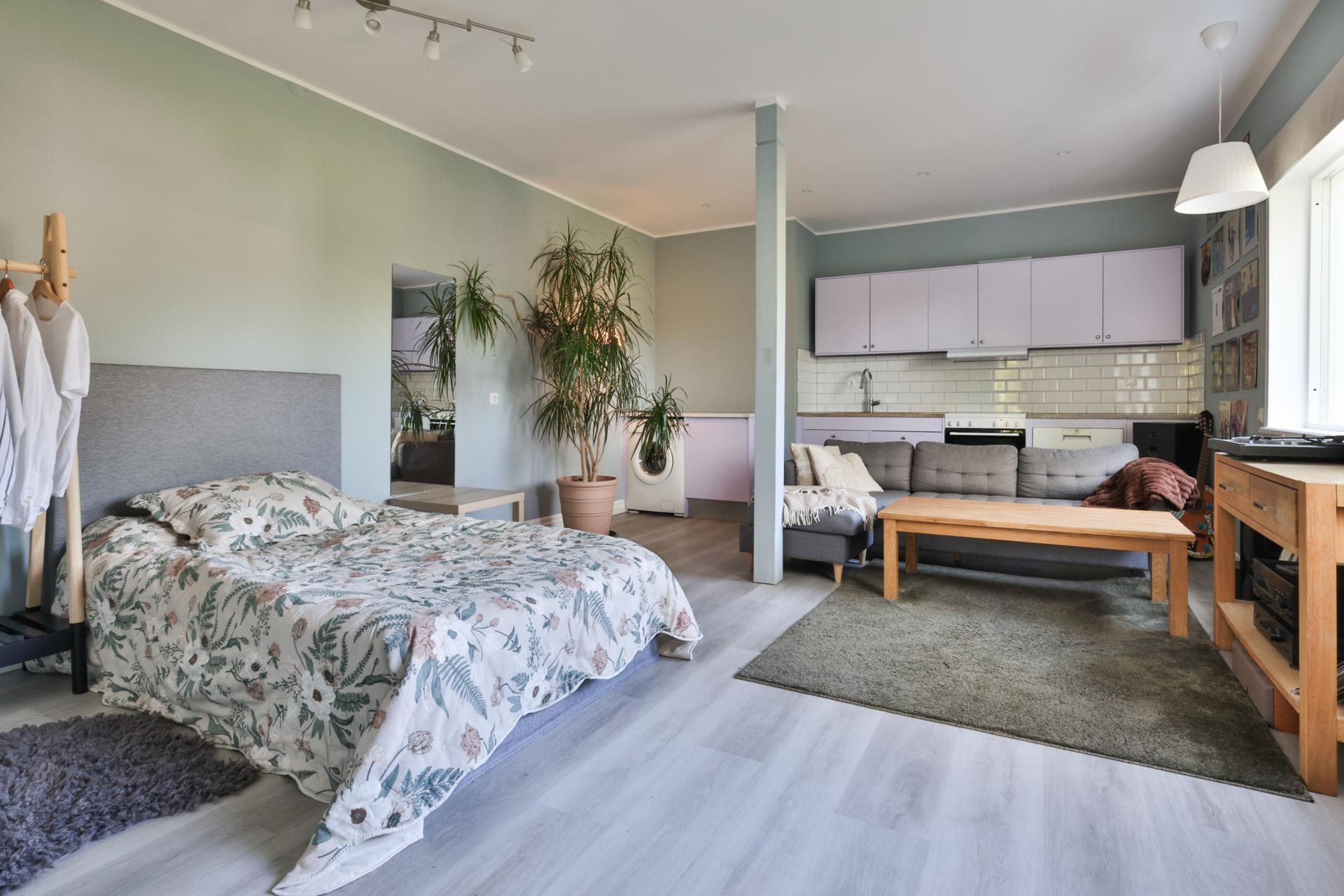 Modern villa med två uthyrningslägenheter och skogen som granne