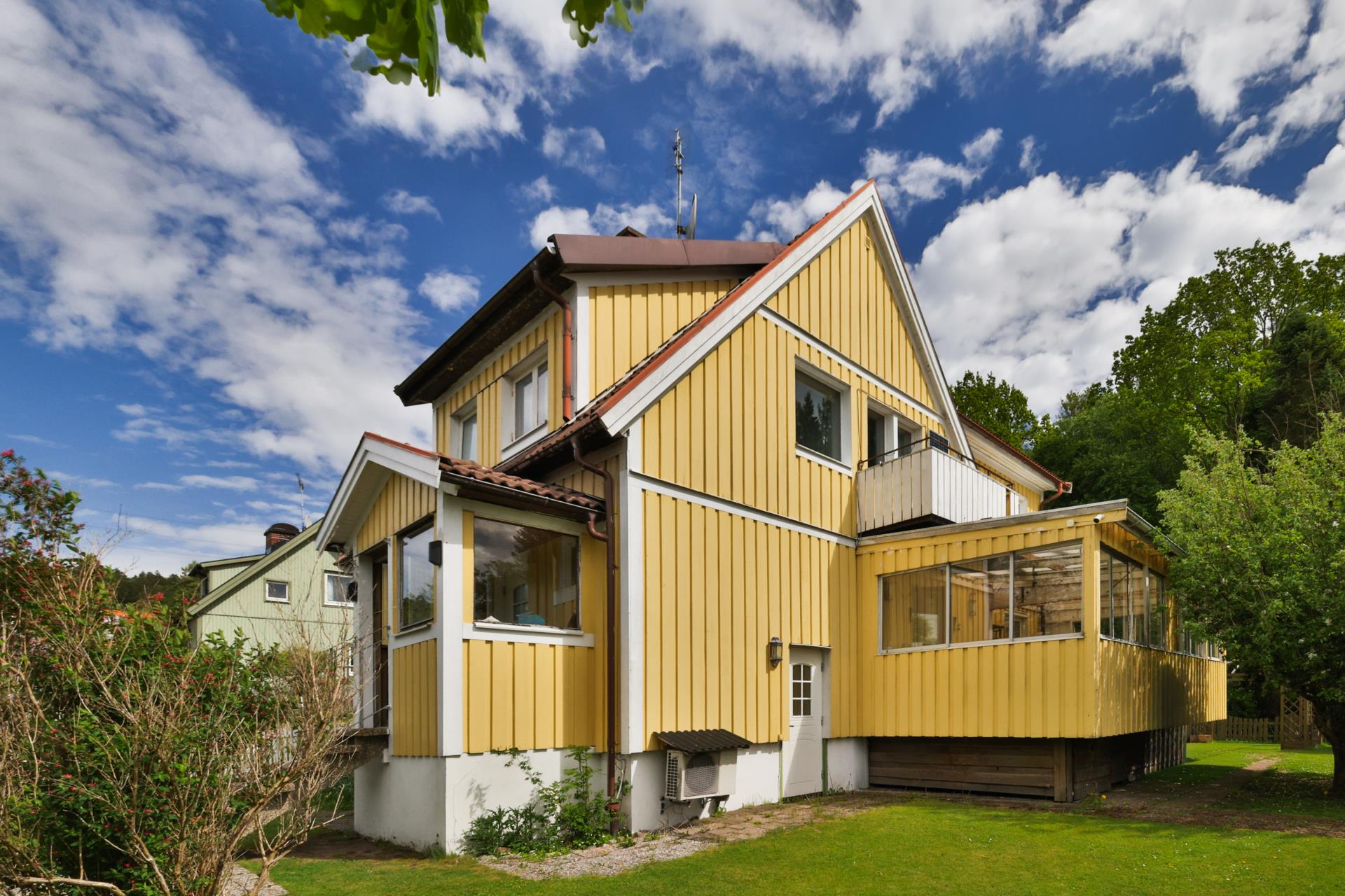 Charmig familjevilla med uterum, trädgård och garage i Surte