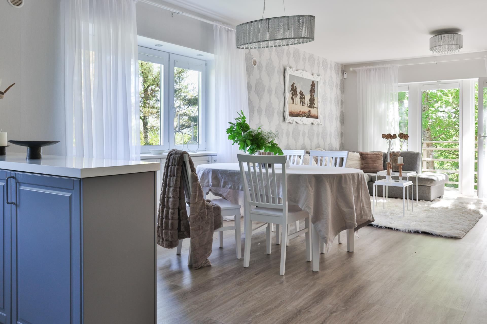 Modern villa med två uthyrningslägenheter och skogen som granne