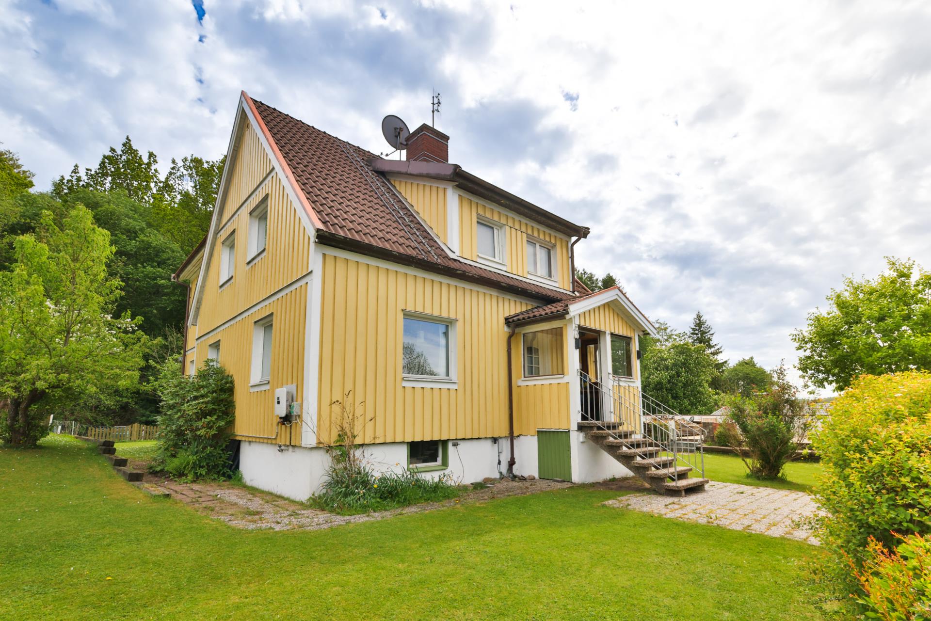 Charmig familjevilla med uterum, trädgård och garage i Surte