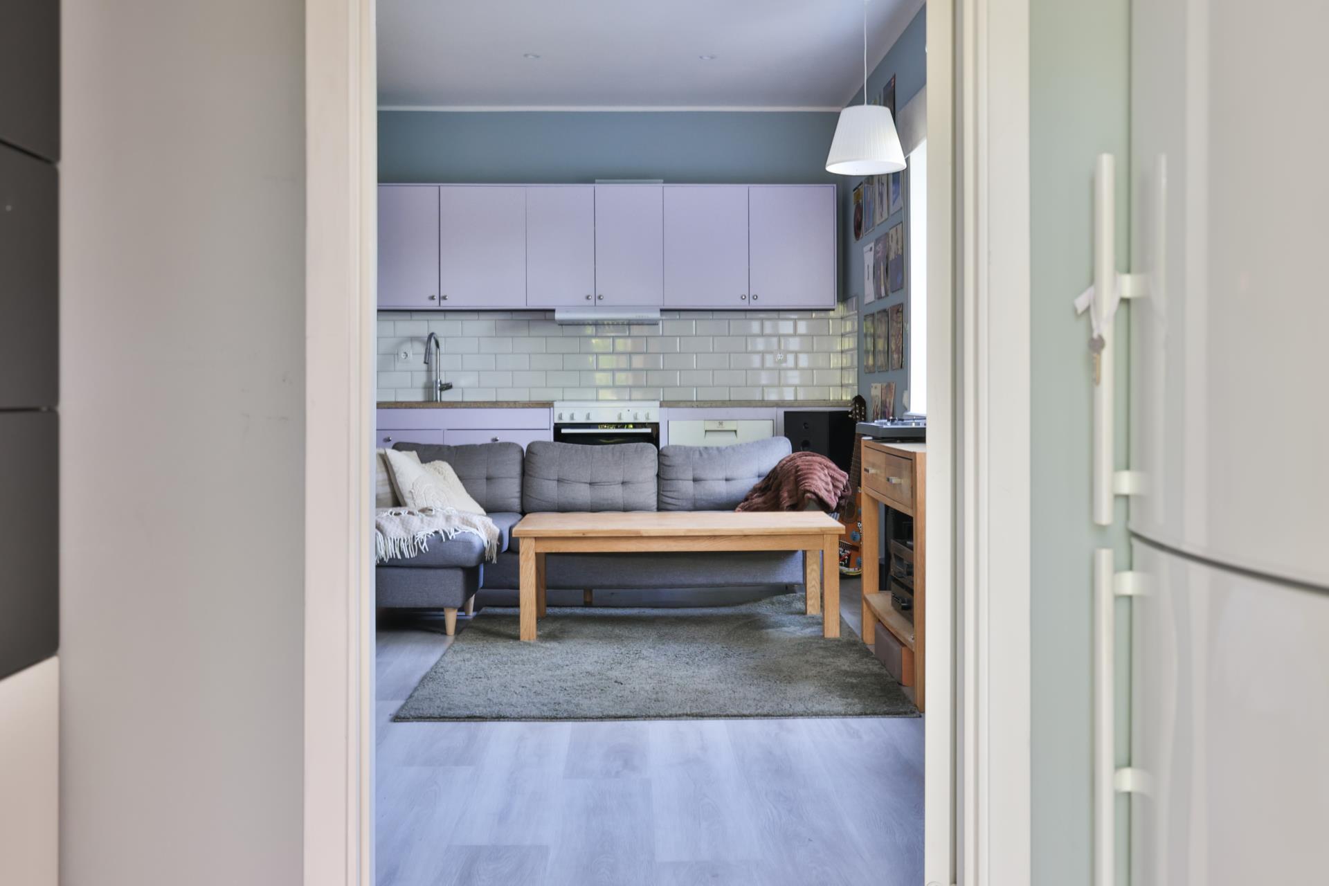 Modern villa med två uthyrningslägenheter och skogen som granne