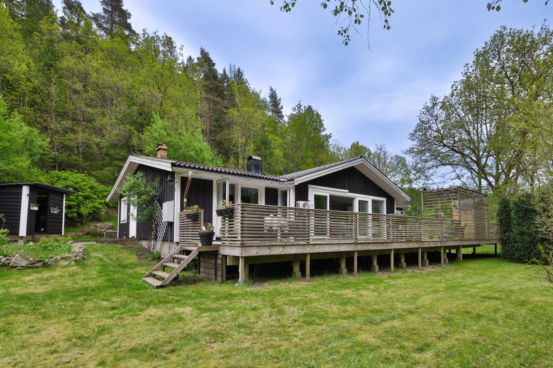 Charmig familjevilla i Ucklum med trädgård och naturnära läge