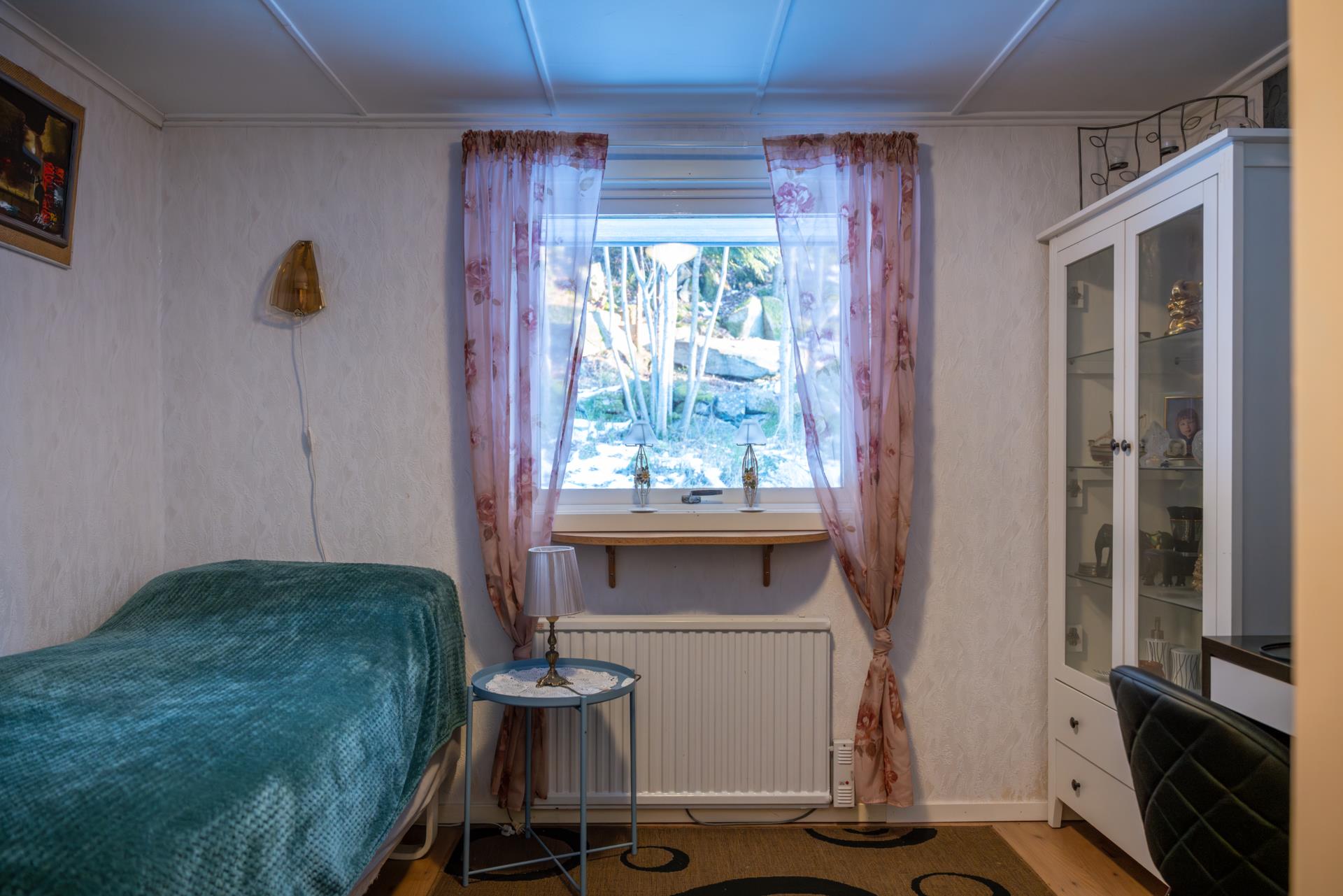 Charmig familjevilla i Ucklum med trädgård och naturnära läge