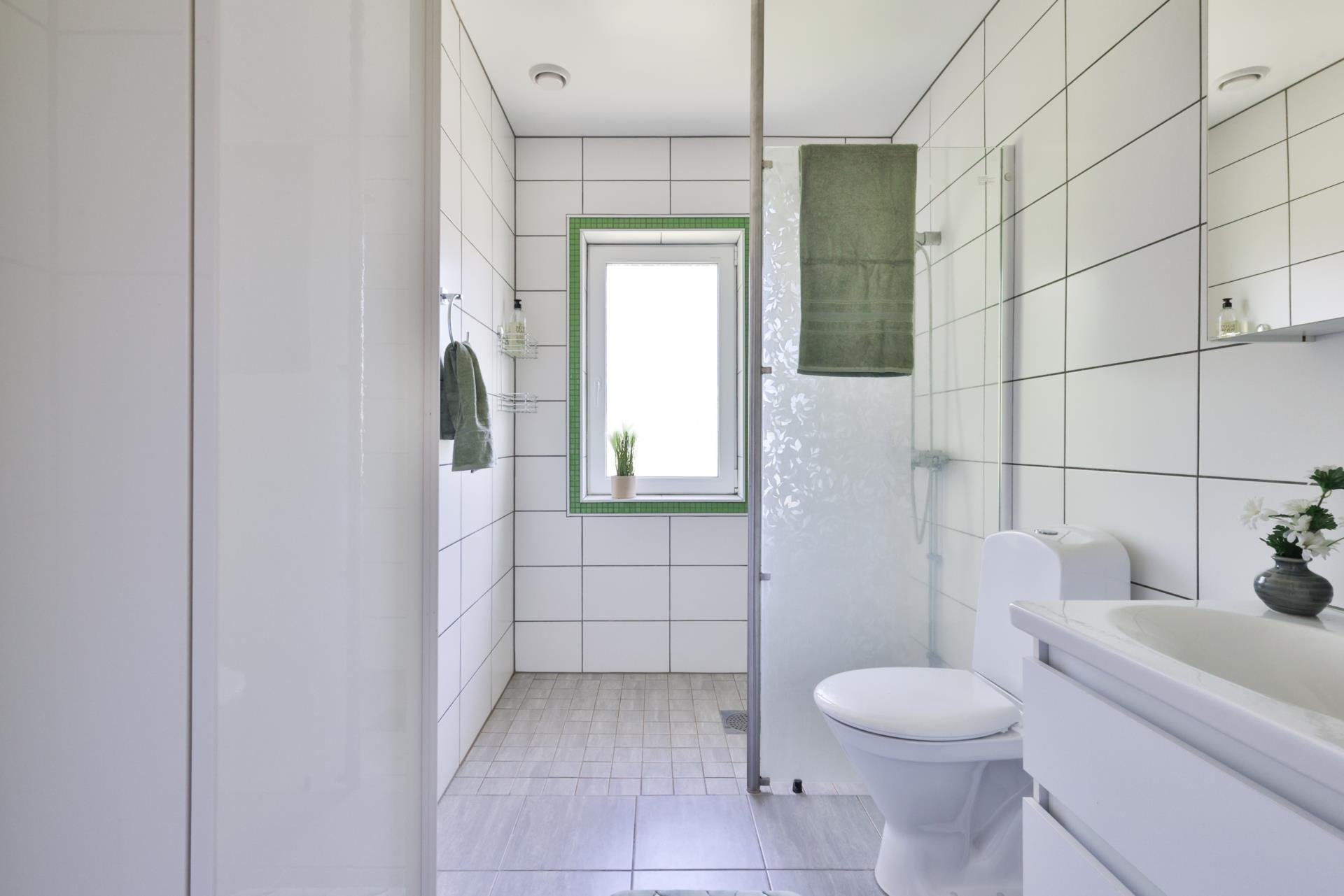 Modern villa med två uthyrningslägenheter och skogen som granne