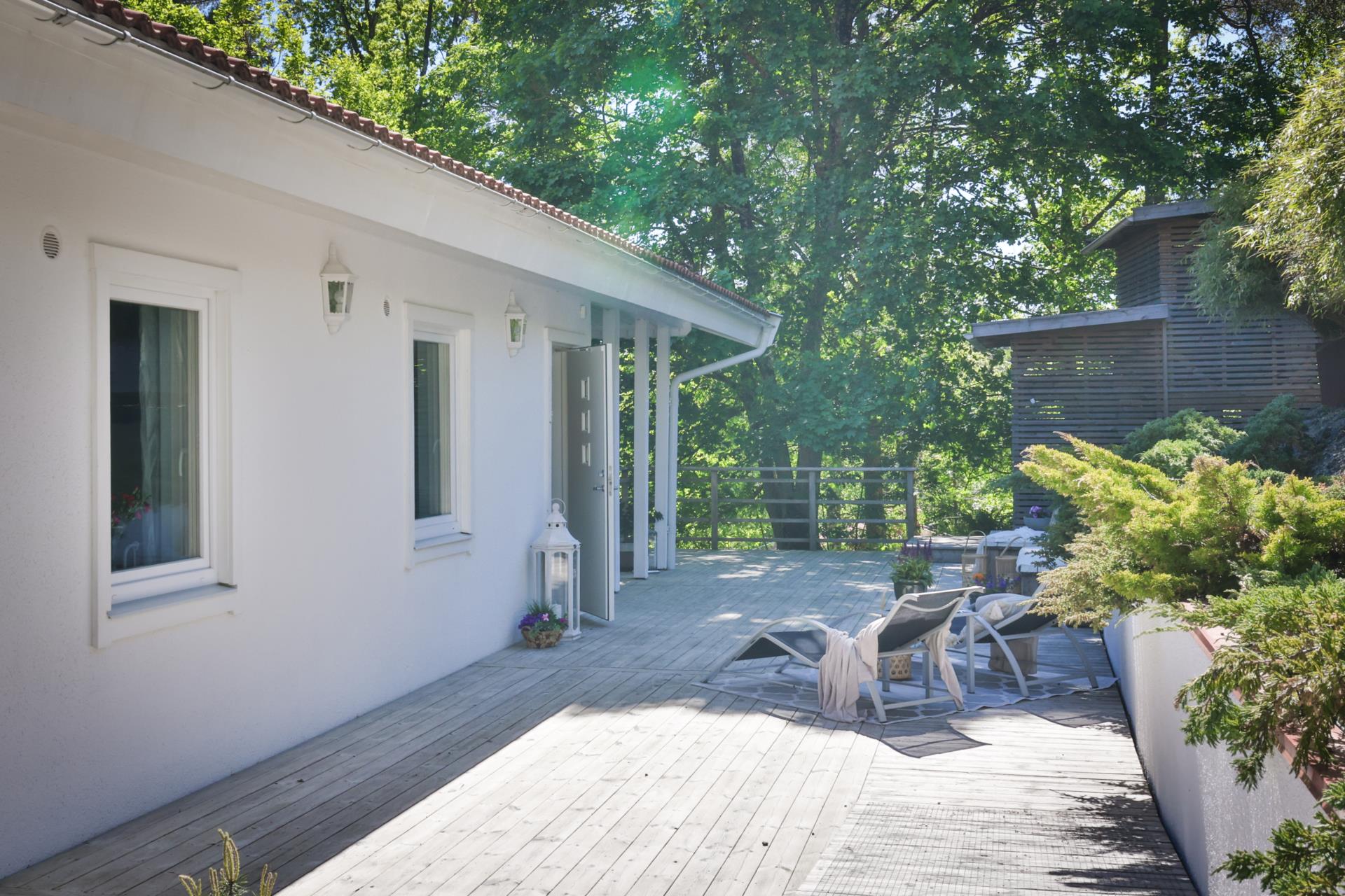 Modern villa med två uthyrningslägenheter och skogen som granne