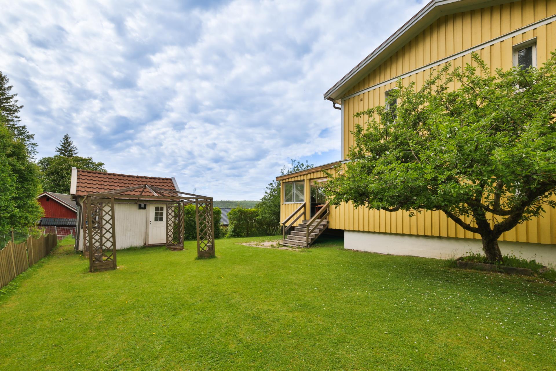 Charmig familjevilla med uterum, trädgård och garage i Surte