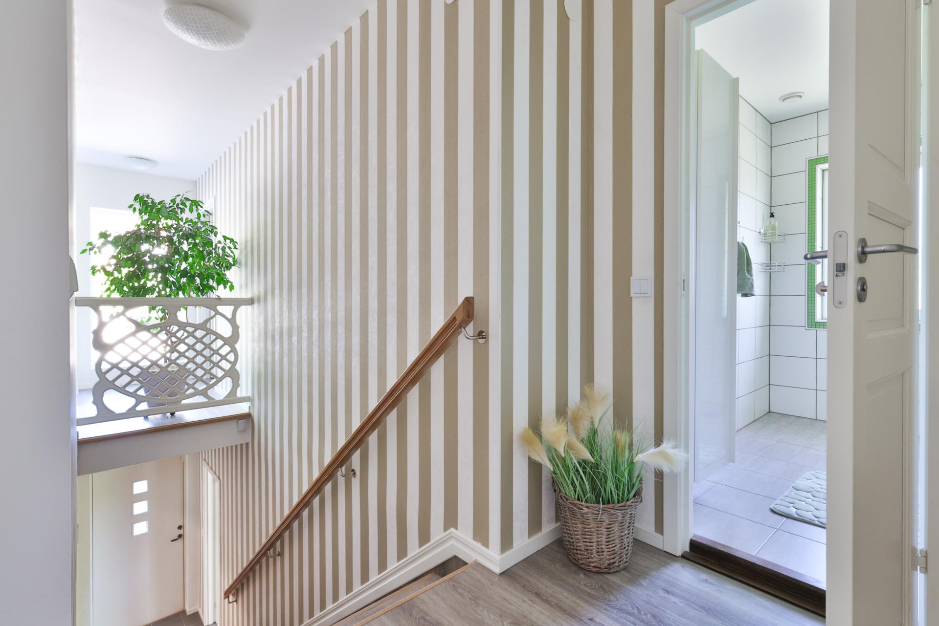 Modern villa med två uthyrningslägenheter och skogen som granne