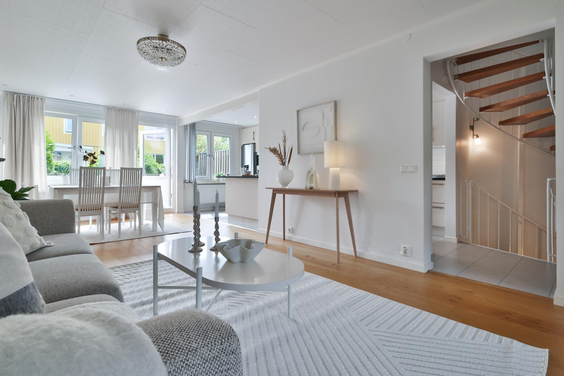 Modernt radhus med solfylld trädgård i söderläge i Tuve