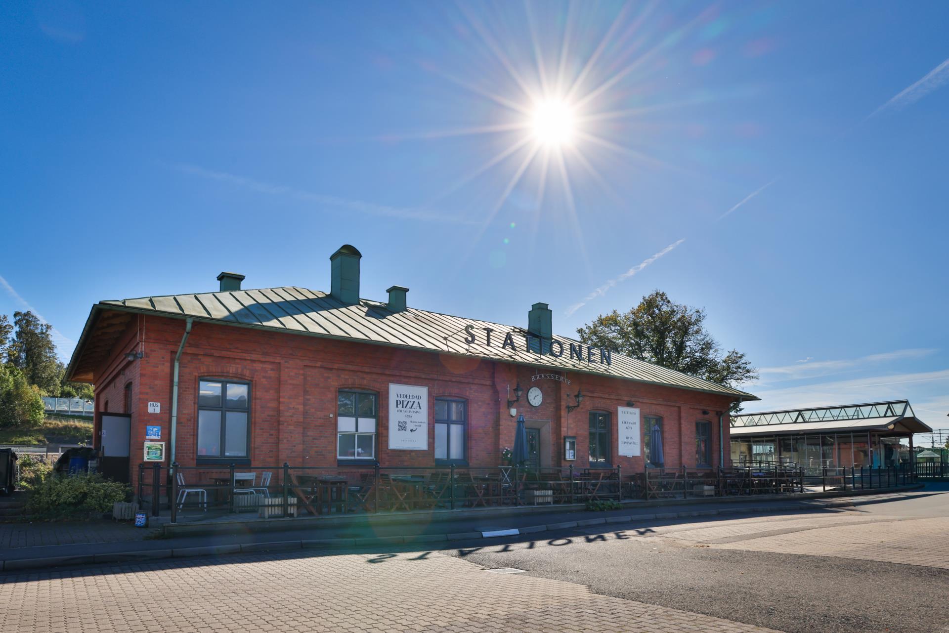 Modern villa med två uthyrningslägenheter och skogen som granne