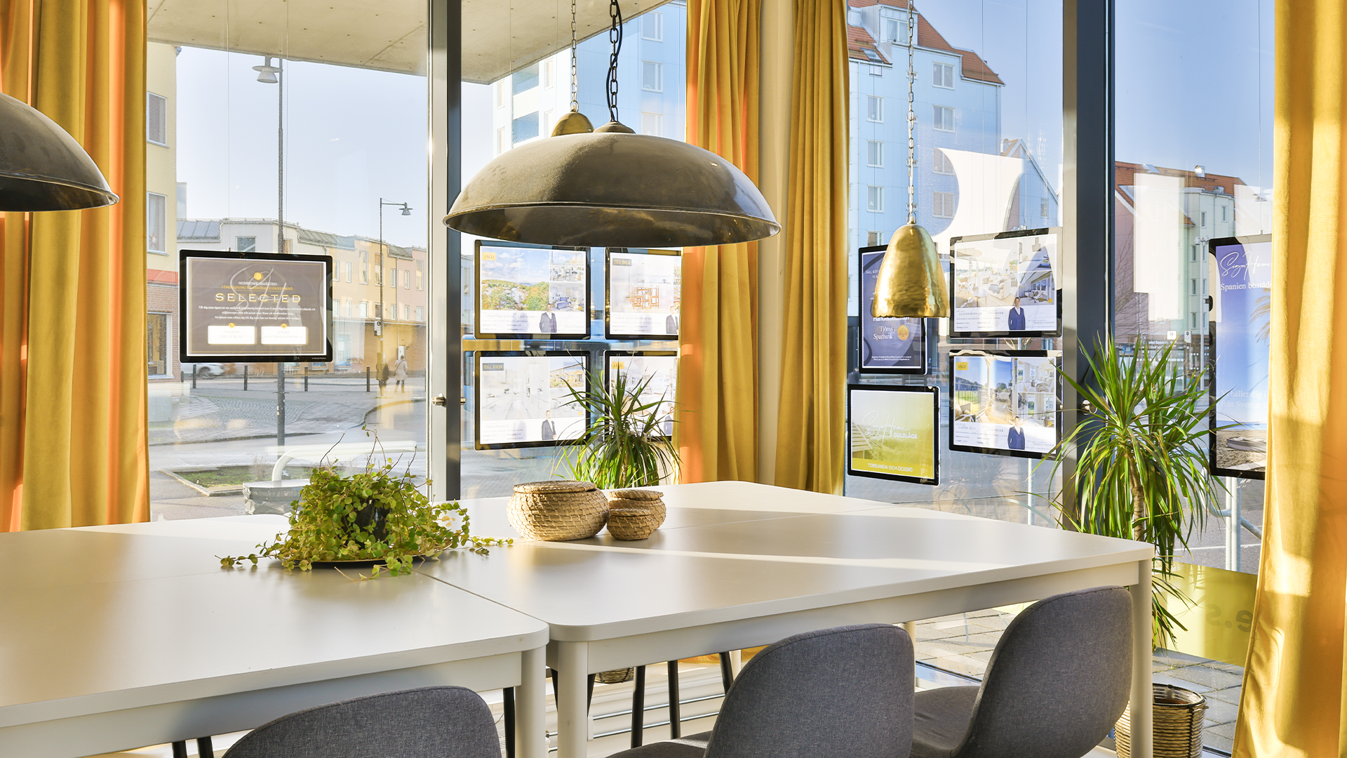Drömvillan i Lilleby – modernt hem med kamin, solig altan och lugnt läge