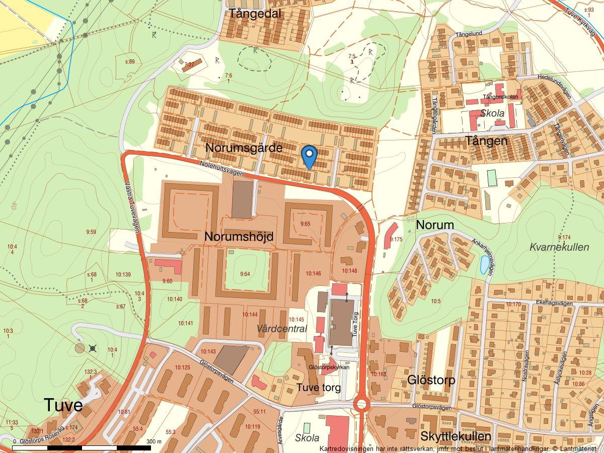 Modernt radhus med solfylld trädgård i söderläge i Tuve