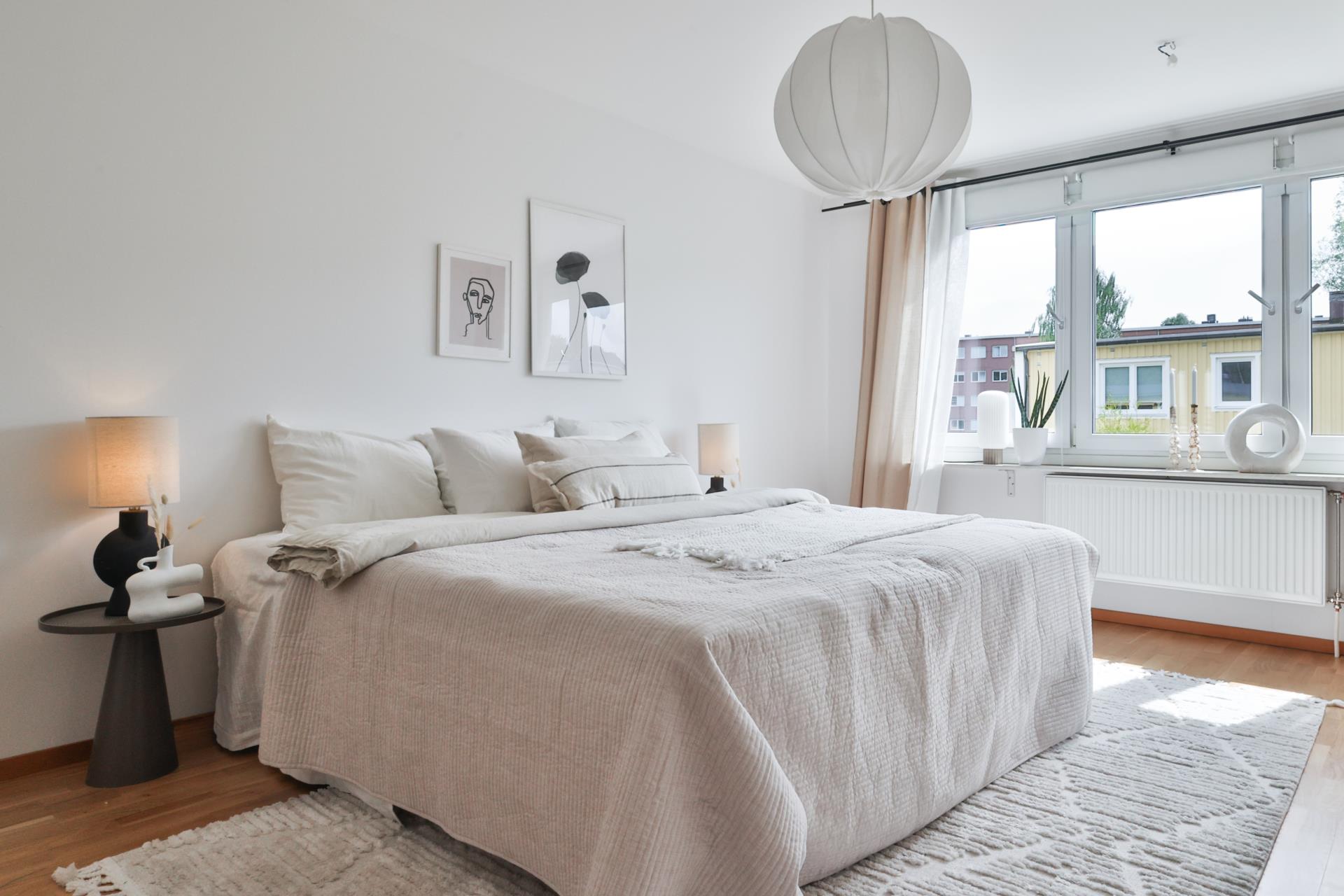 Modernt radhus med solfylld trädgård i söderläge i Tuve