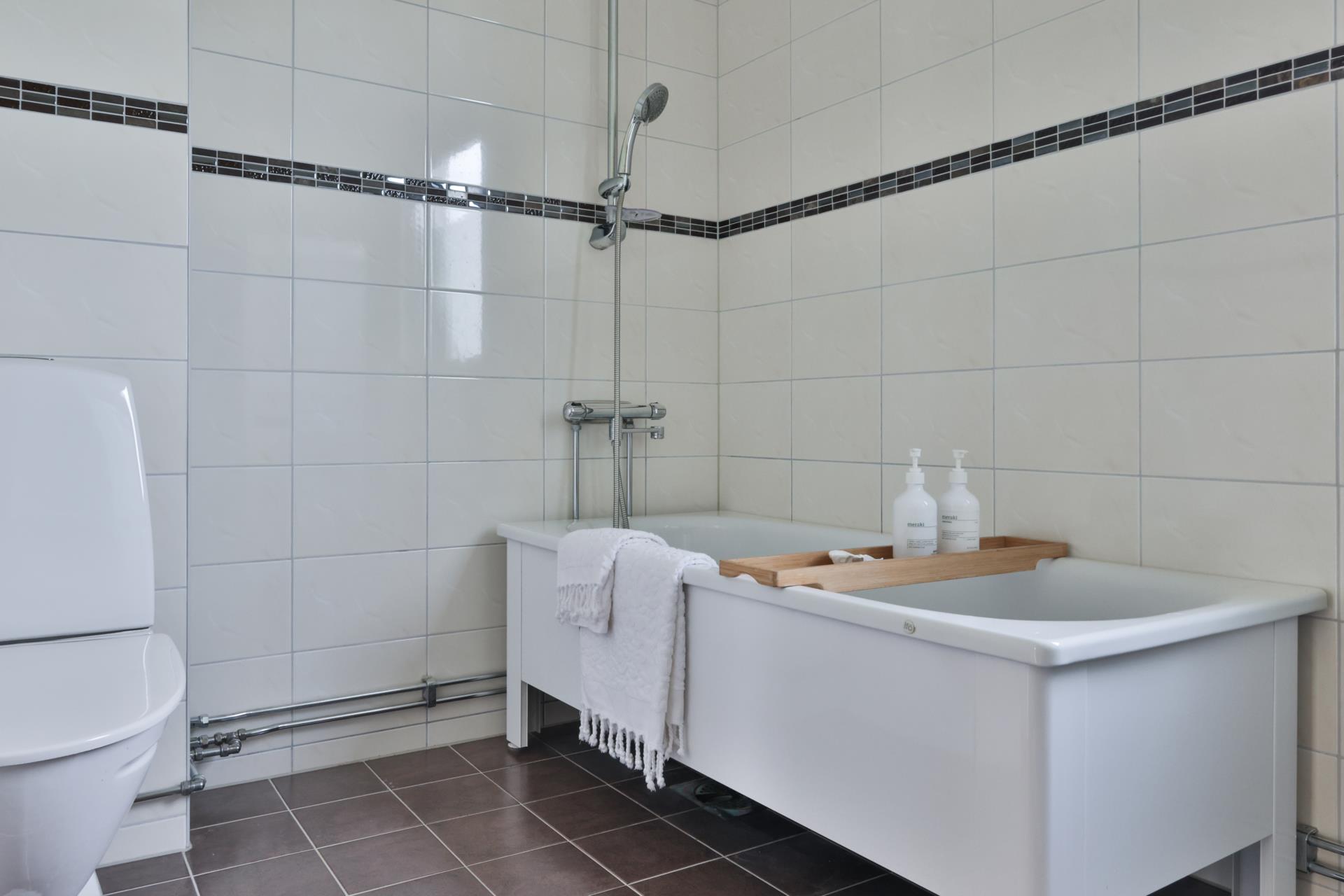 Modernt radhus med solfylld trädgård i söderläge i Tuve