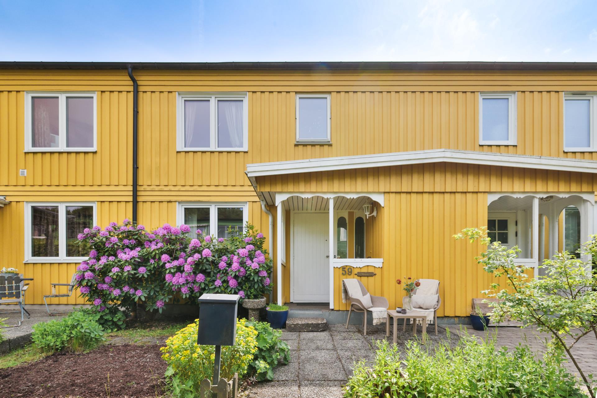 Modernt radhus med solfylld trädgård i söderläge i Tuve