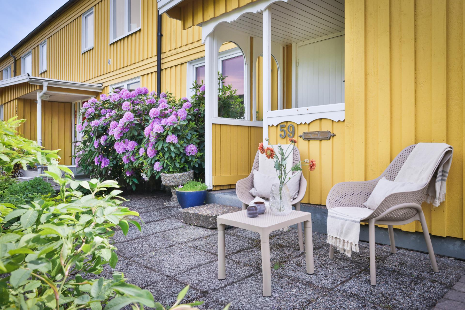 Modernt radhus med solfylld trädgård i söderläge i Tuve