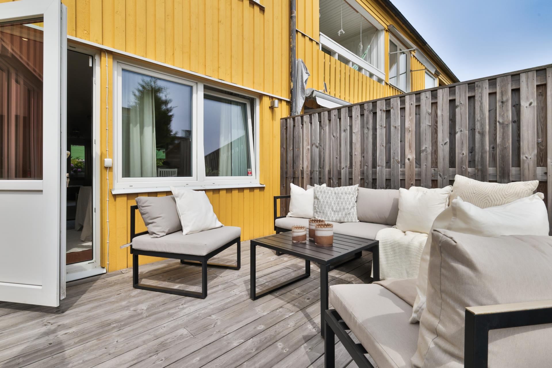 Modernt radhus med solfylld trädgård i söderläge i Tuve