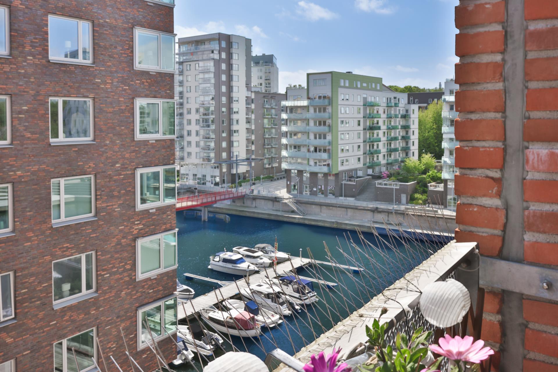 Stilfull 1,5:a med hamnutsikt och tillgång till uppvärmd pool på Eriksberg
