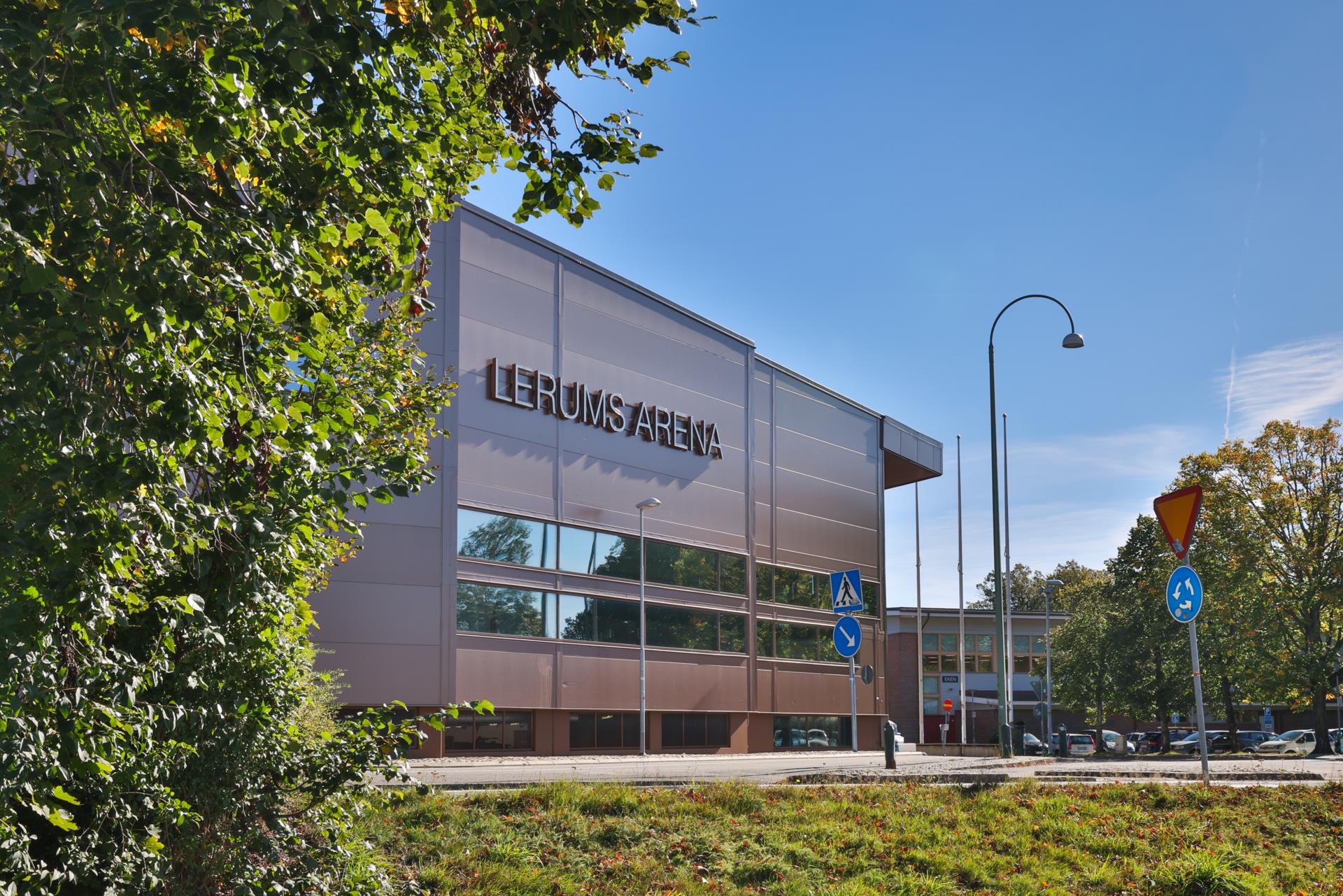 Modern villa med två uthyrningslägenheter och skogen som granne