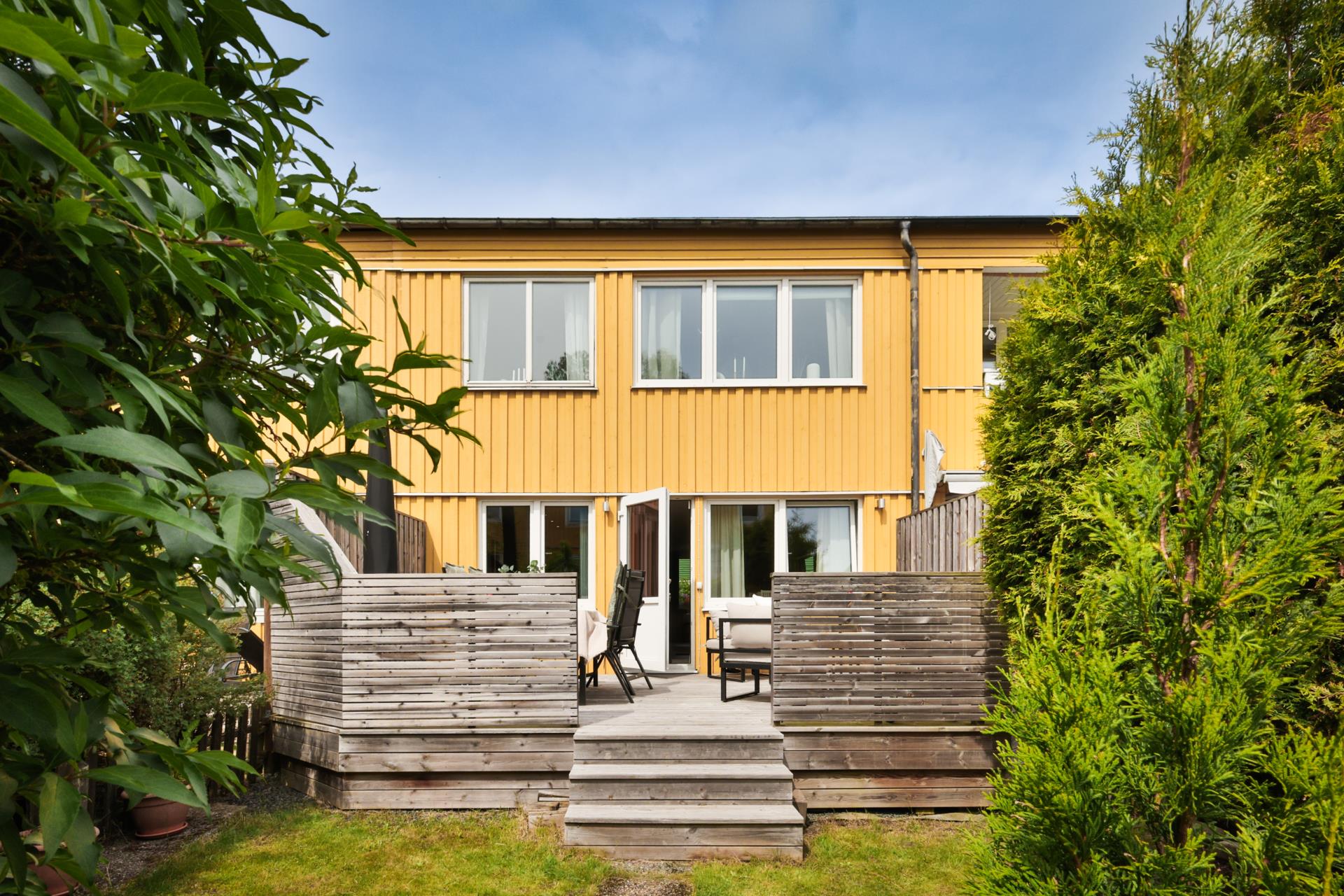 Modernt radhus med solfylld trädgård i söderläge i Tuve