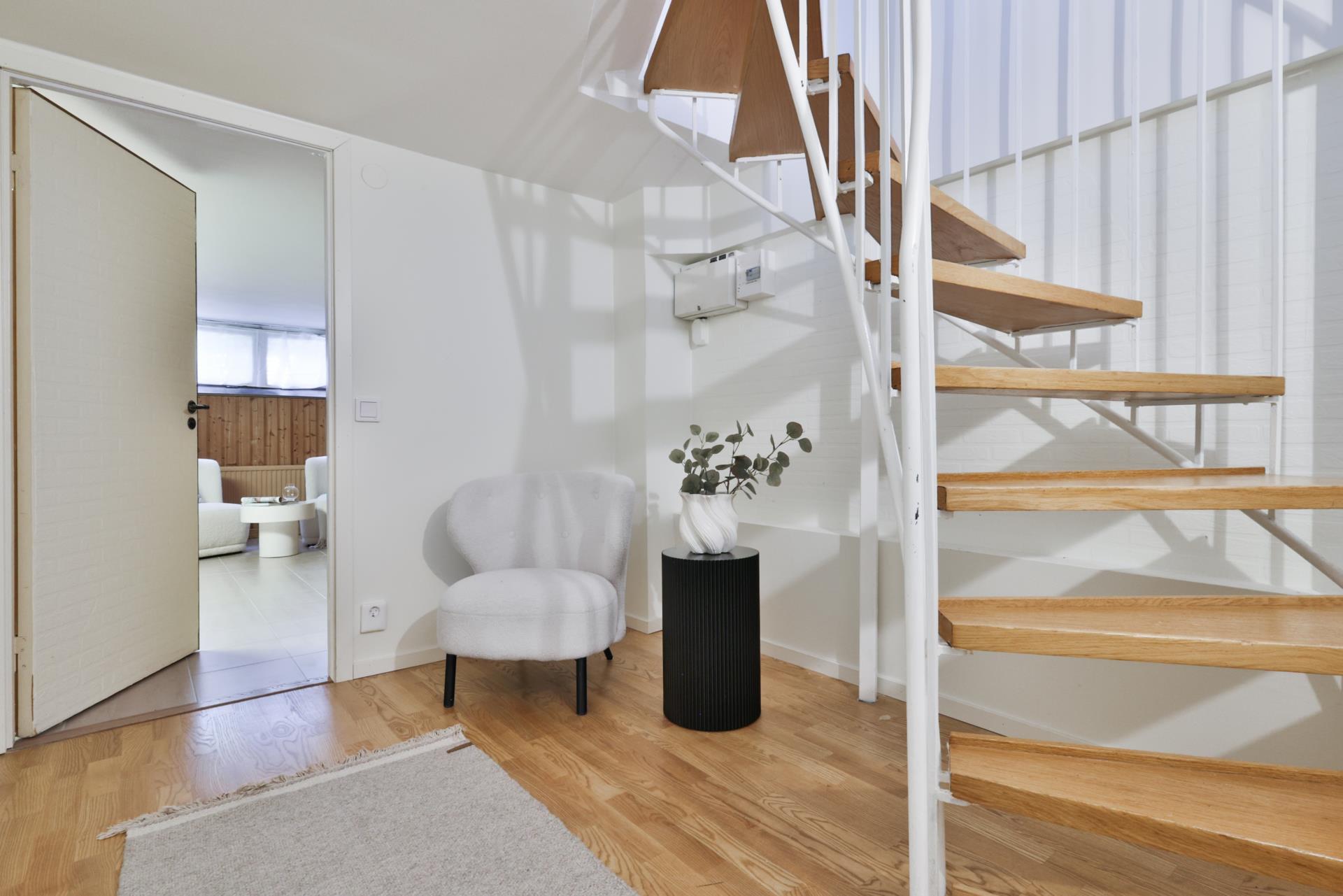 Modernt radhus med solfylld trädgård i söderläge i Tuve