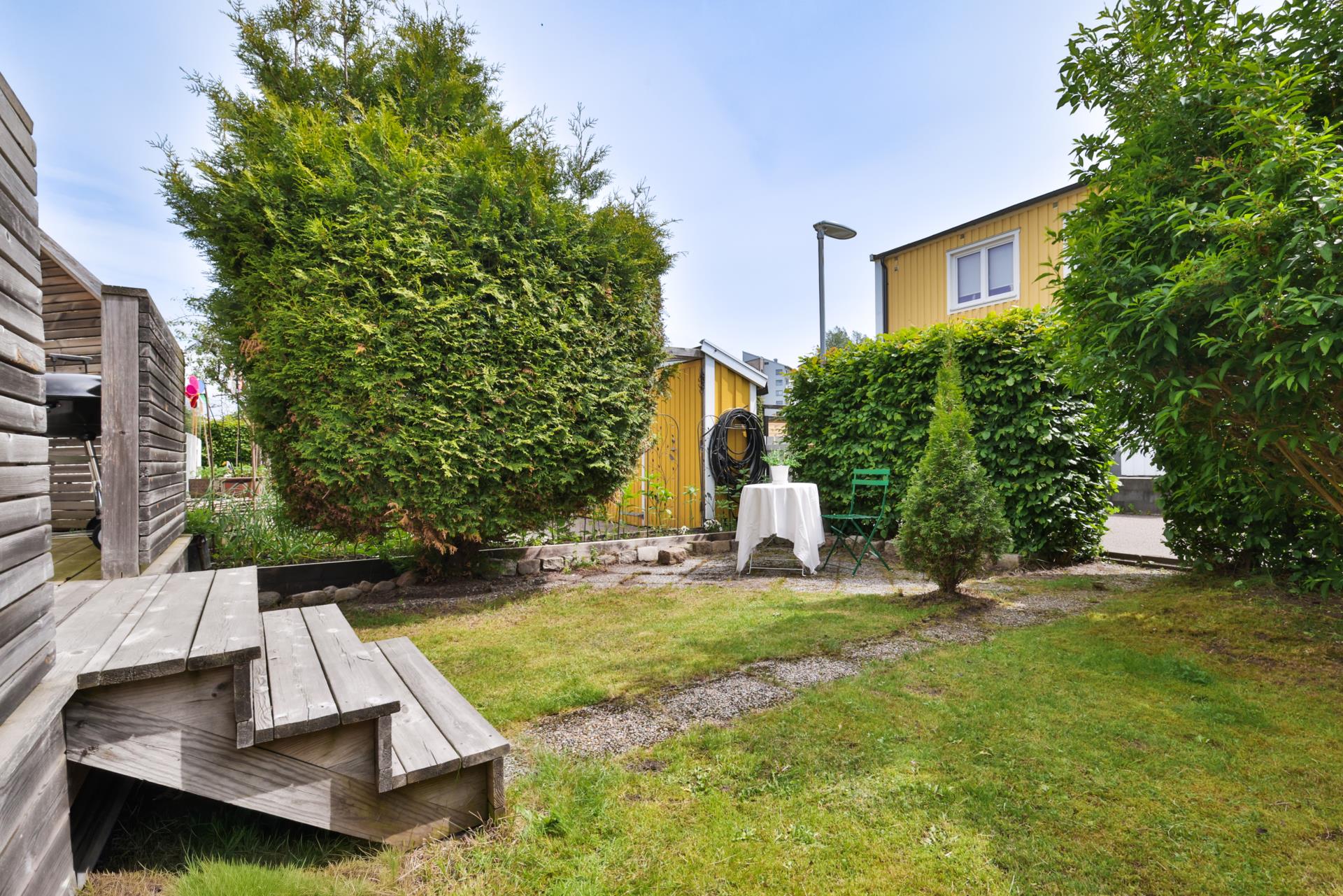 Modernt radhus med solfylld trädgård i söderläge i Tuve