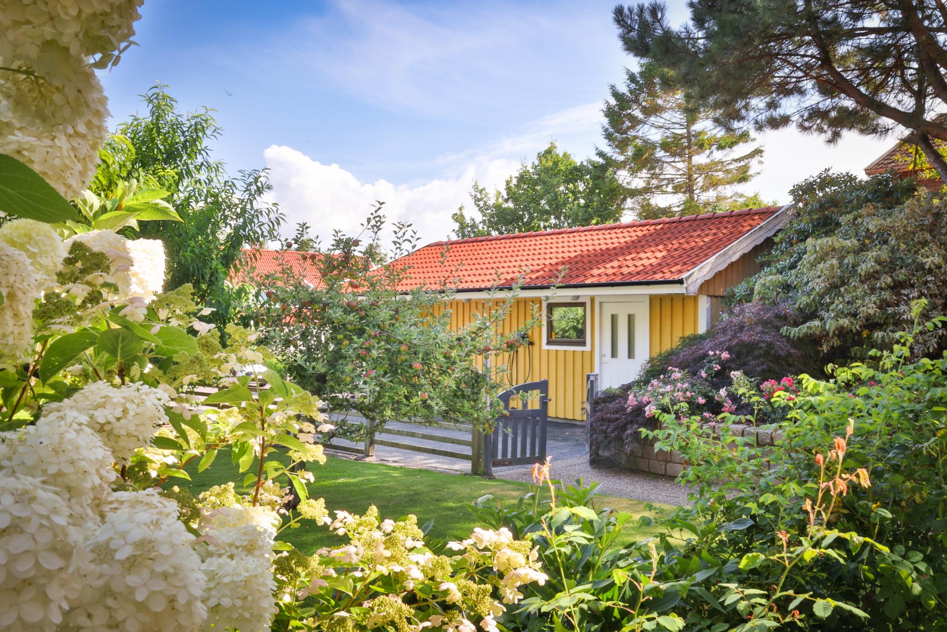 Vacker villa med grönskande trädgård och garage i Björlanda