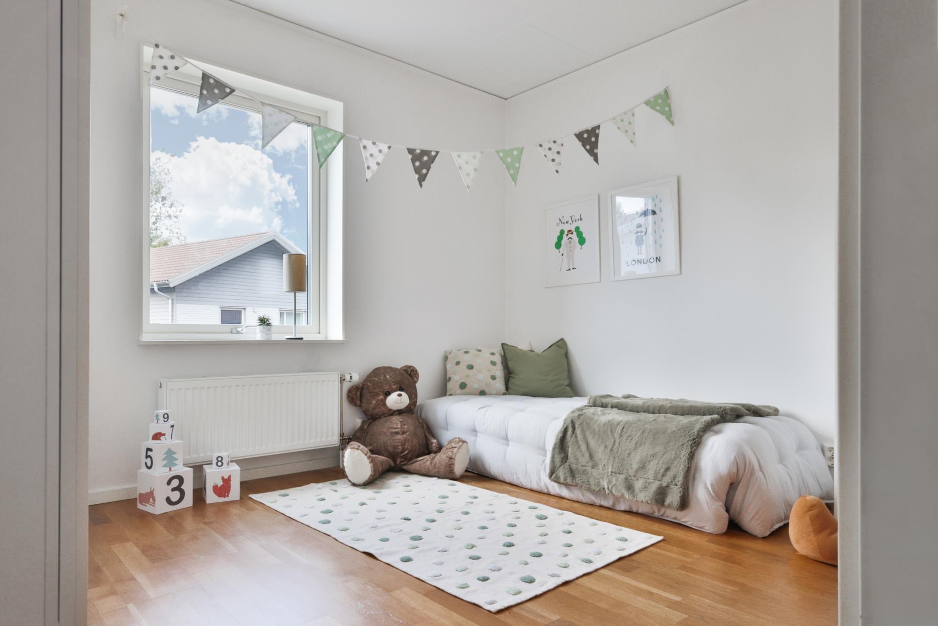 Modernt bostadsrättshus med härlig trädgård och carport i Länsmansgården
