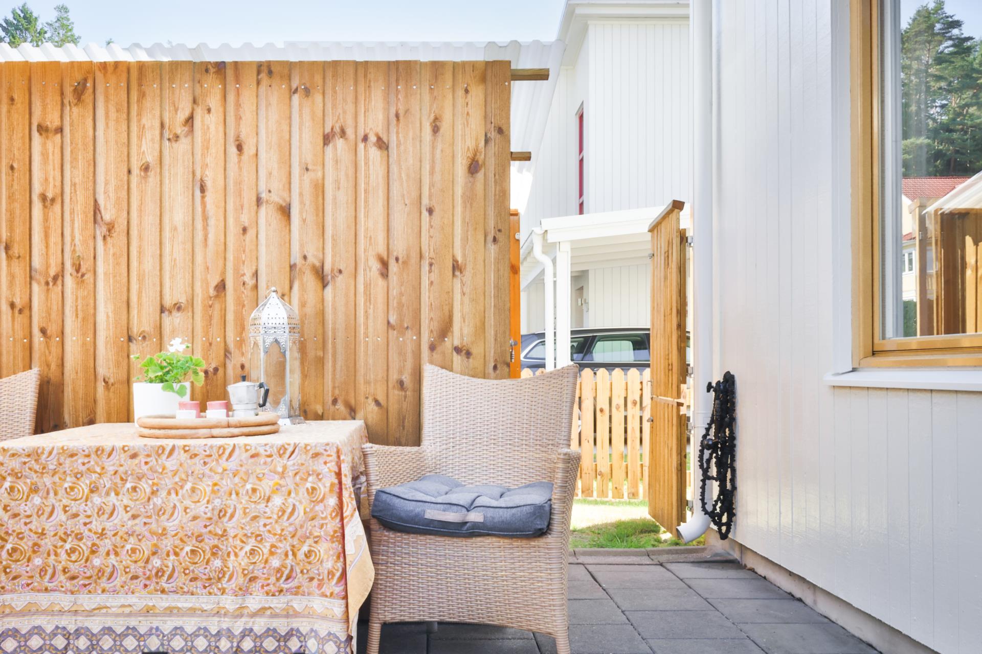 Välskött tvåplansvilla med inhägnad trädgård i söderläge i Kungsbacka