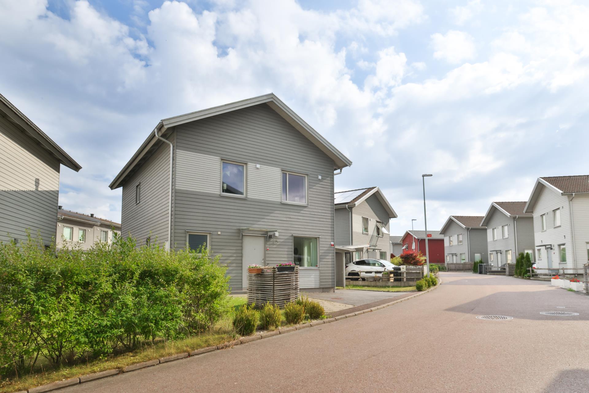 Modernt bostadsrättshus med härlig trädgård och carport i Länsmansgården