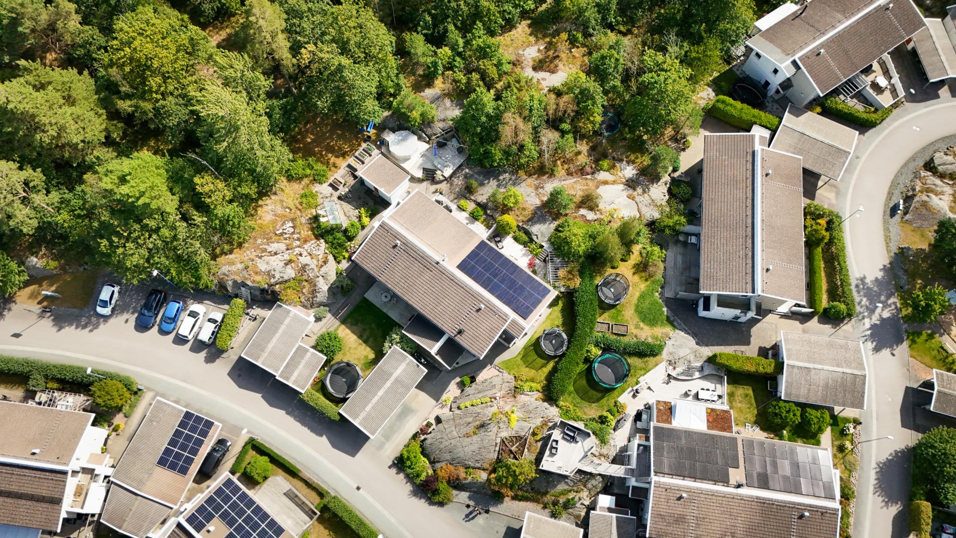 Välskött energieffektivt parhus med fantastisk trädgård i Lilleby