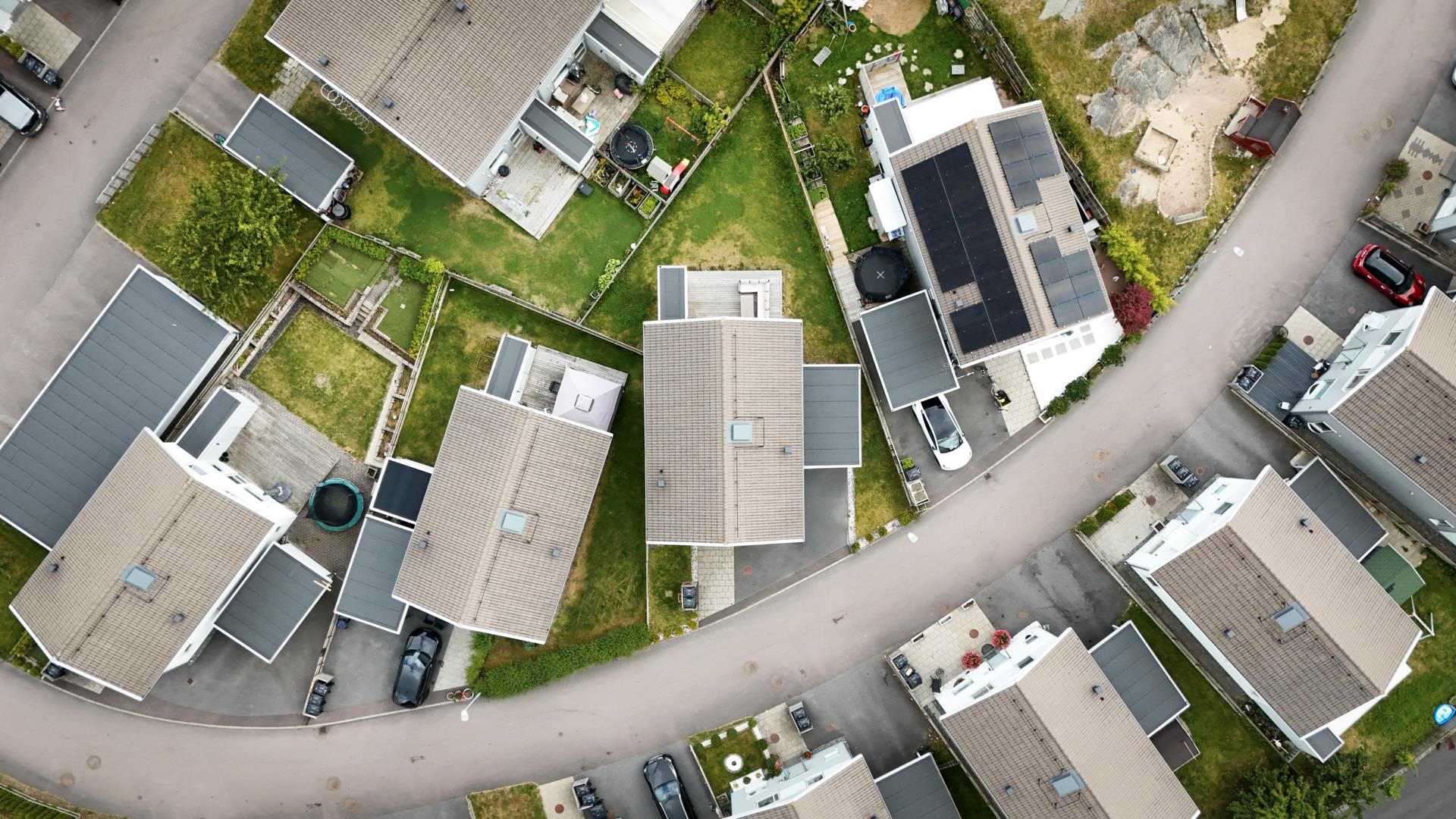 Modernt bostadsrättshus med härlig trädgård och carport i Länsmansgården