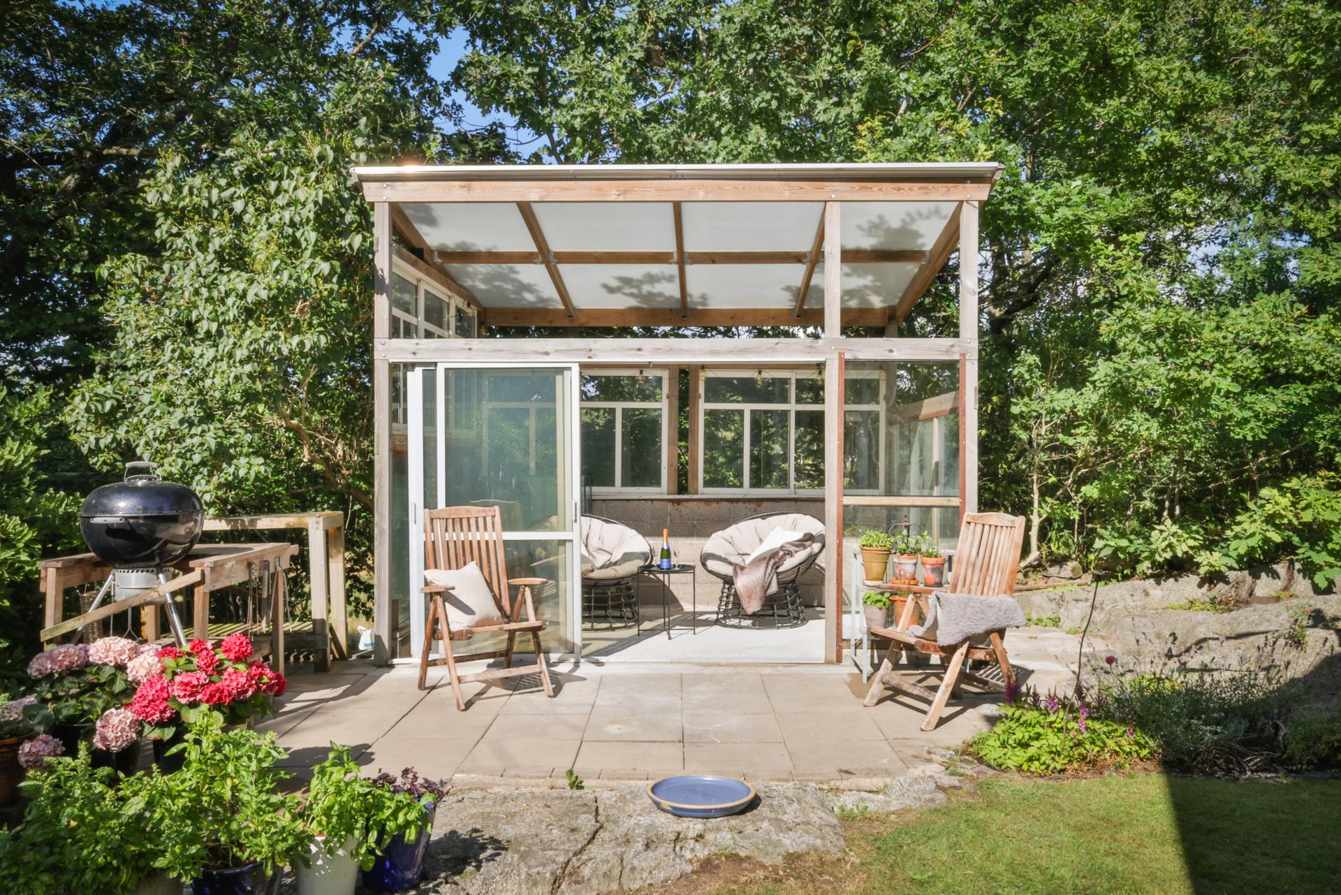Vacker villa med grönskande trädgård och garage i Björlanda