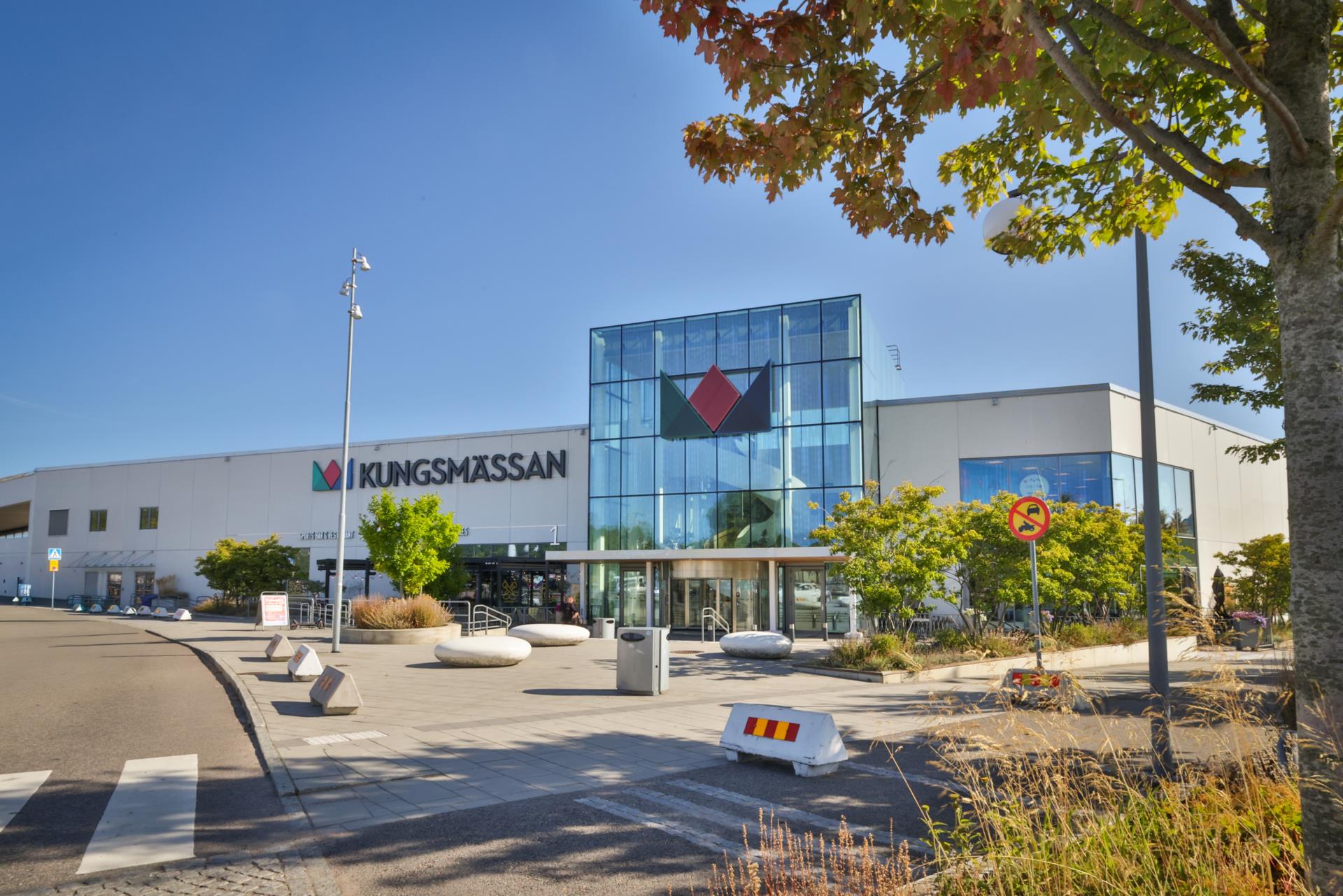 Välskött tvåplansvilla med inhägnad trädgård i söderläge i Kungsbacka