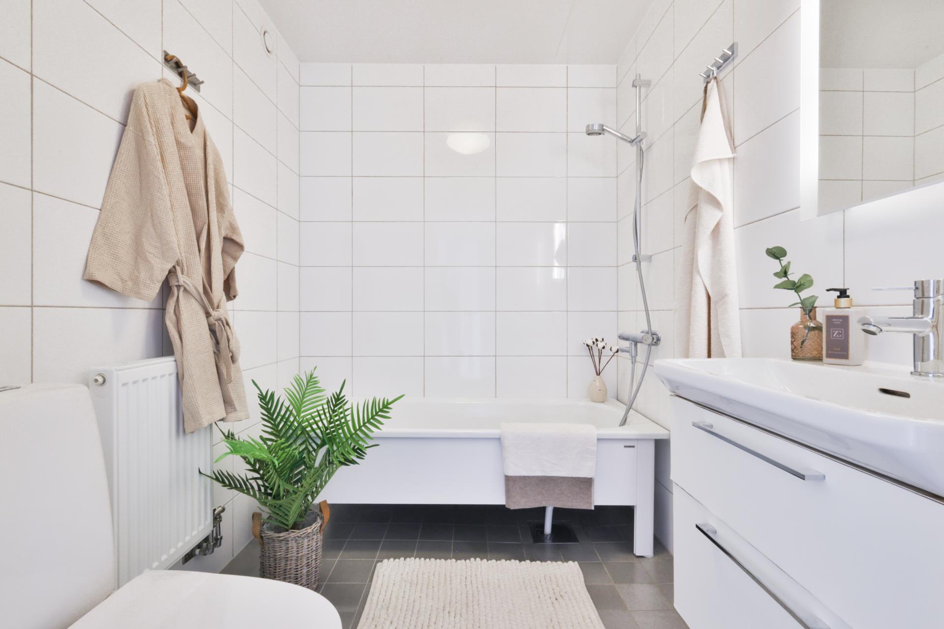 Modernt bostadsrättshus med härlig trädgård och carport i Länsmansgården